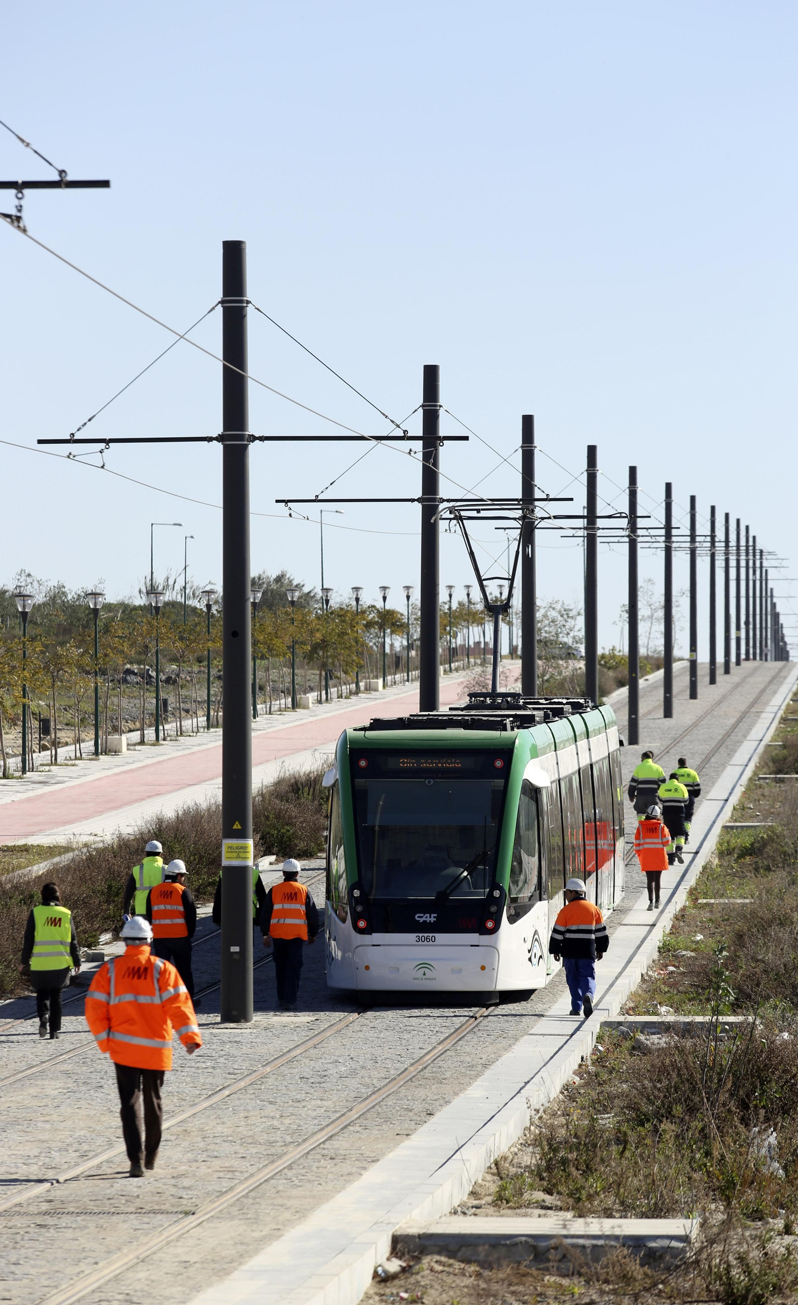 Operarios con el Metro en pruebas.