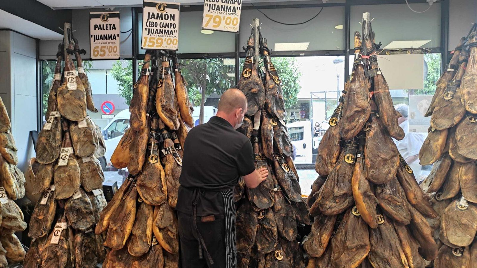 Jamones de la Carnicería Juanma, en Huelva capital