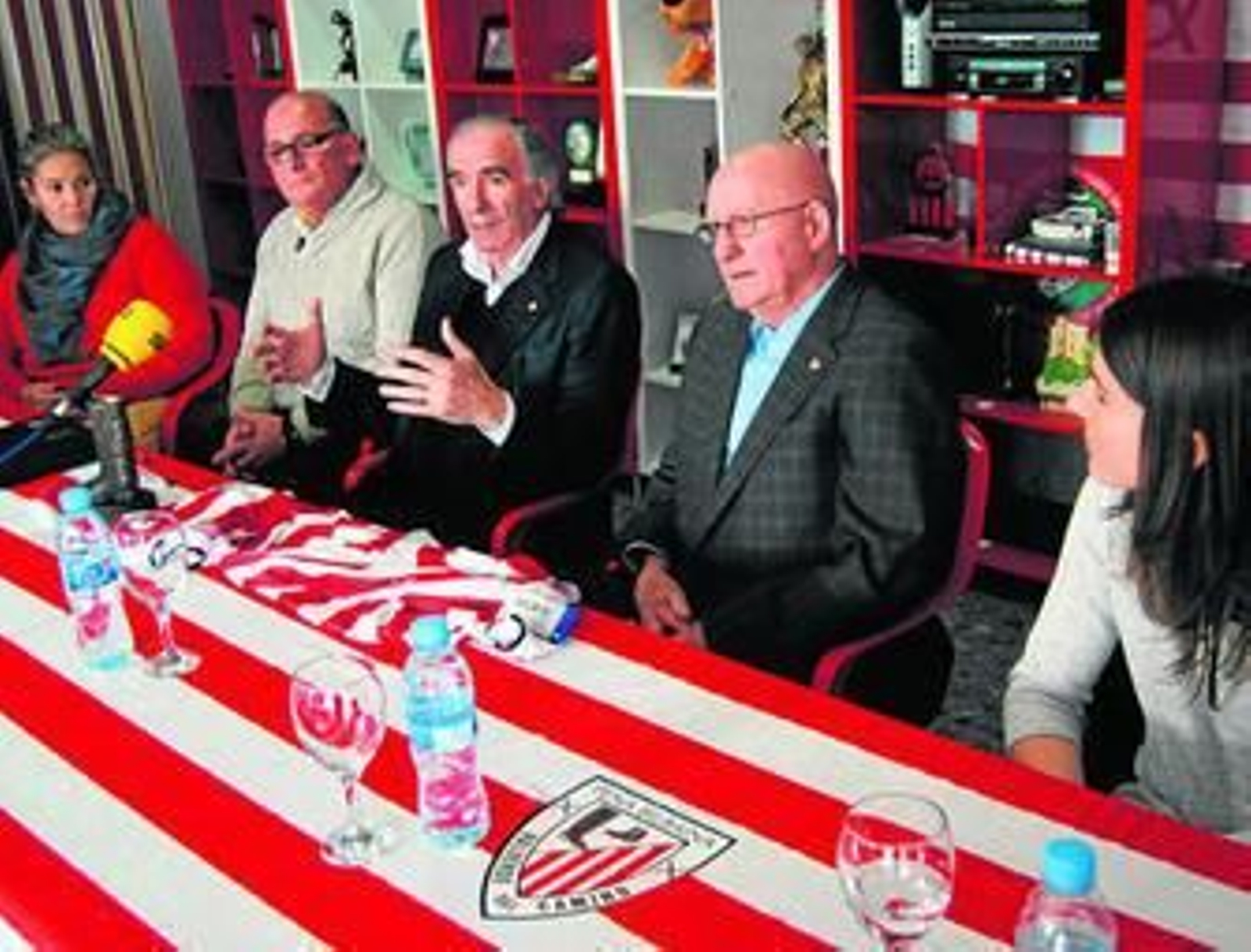 José Ángel Iribar se dirige a los asistentes durante su estancia en Valverde del Camino.