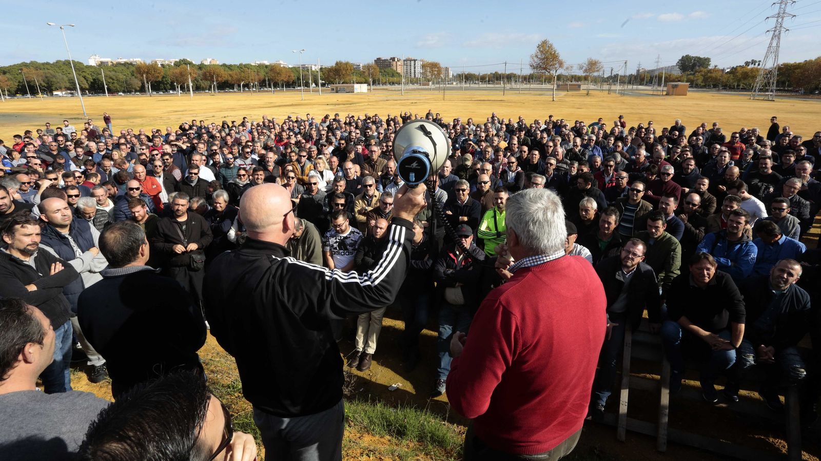 Cientos de taxistas oyen a sus líderes.