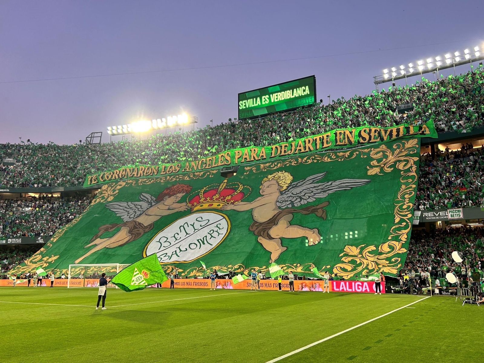 Mosaico con contenido cofradiero en Gol Sur del Benito Villamarín.
