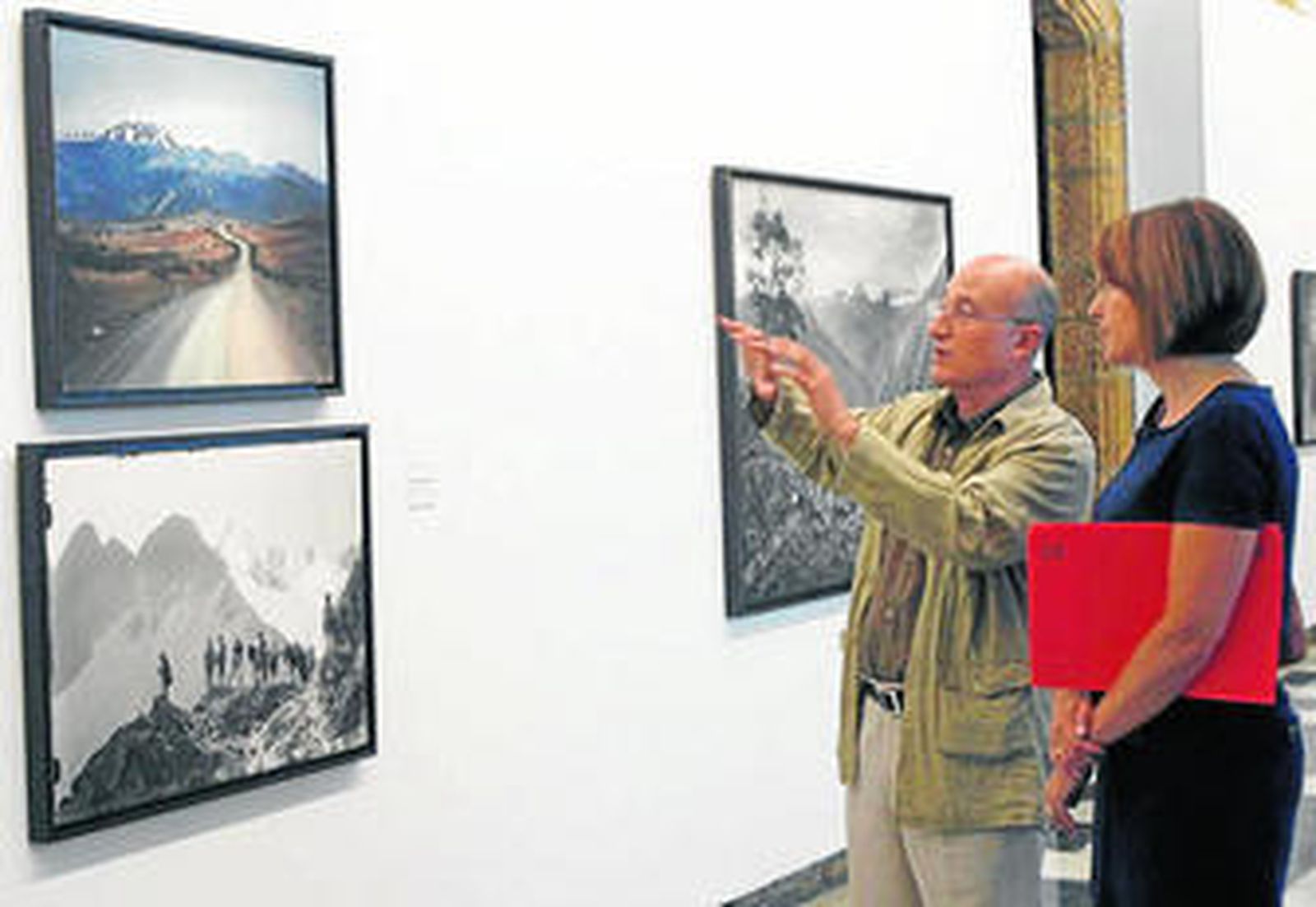Juan Manuel Castro Prieto explica dos obras de la exposición a la diputada Pilar Pintor.