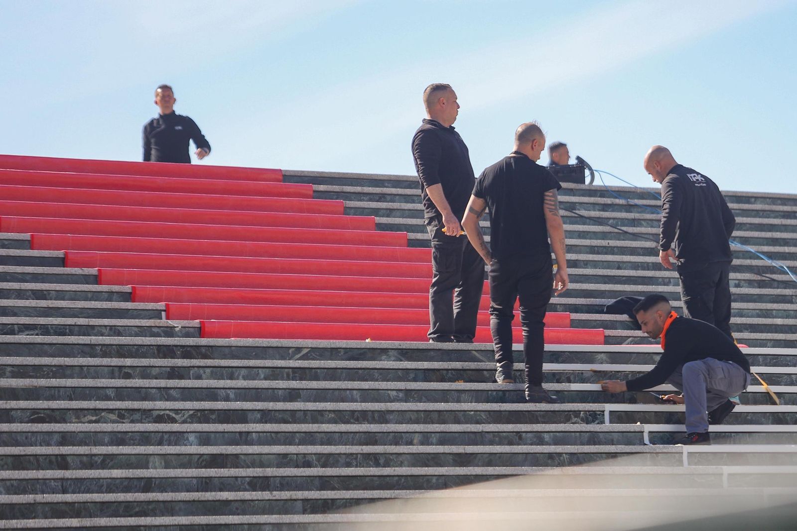 La alfombra roja de los Goya ya aparece en la escalinata de Congresos