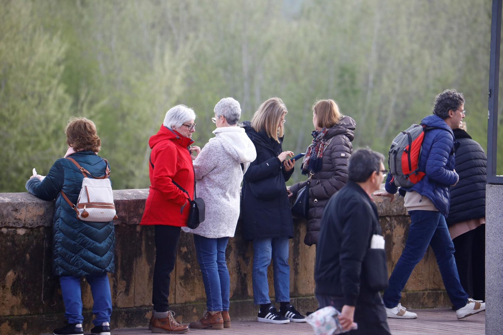 Los cordobeses se echan a la calle en un sábado soleado y sin lluvia, en imágenes