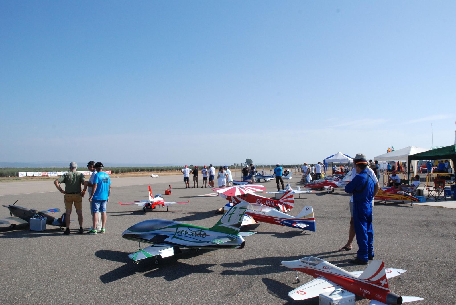 Los aficionados muestran sus naves en la pista del aeródromo palmeño.