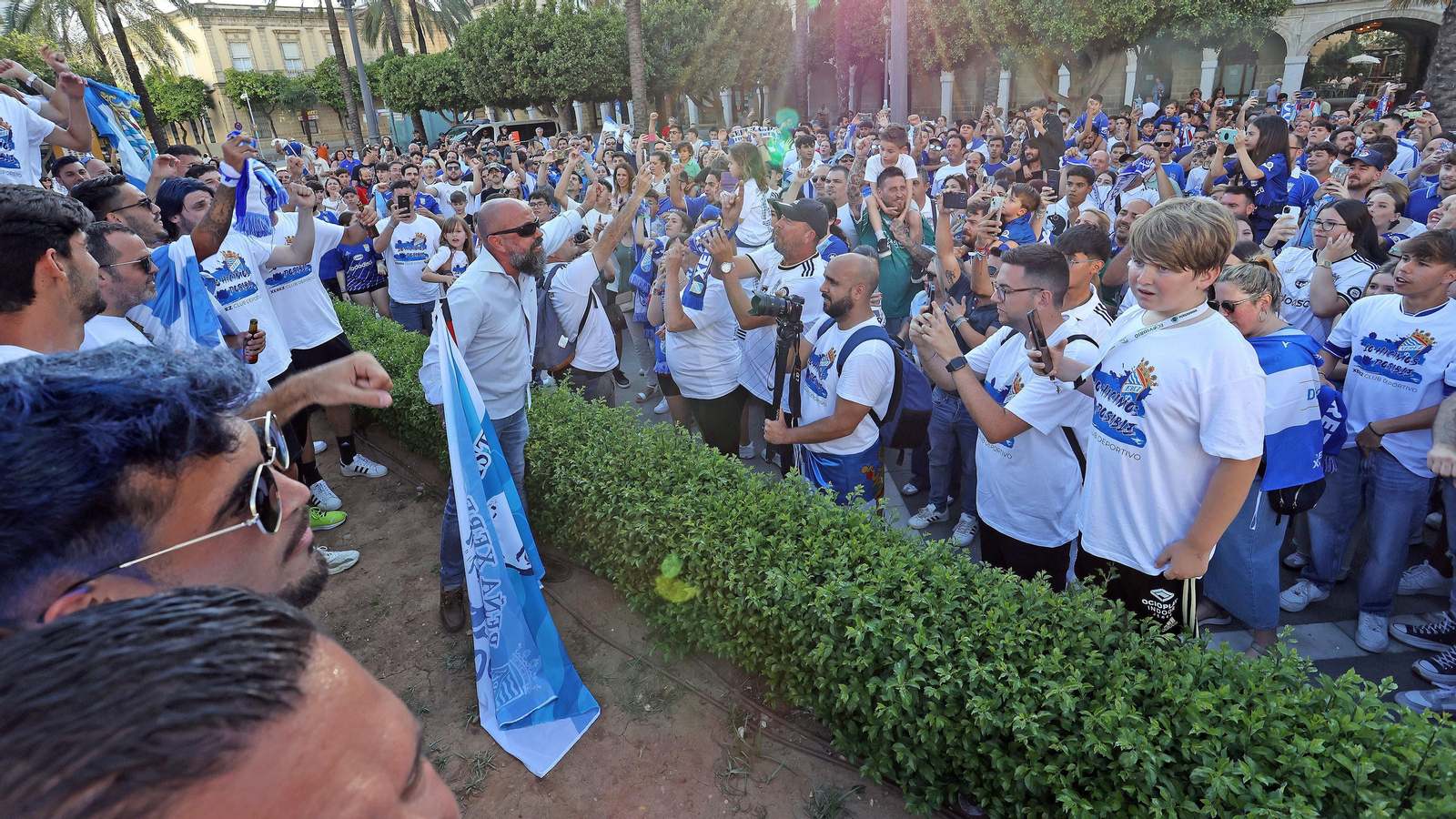 Baño de masas del Xerez CD en Jerez por su ascenso