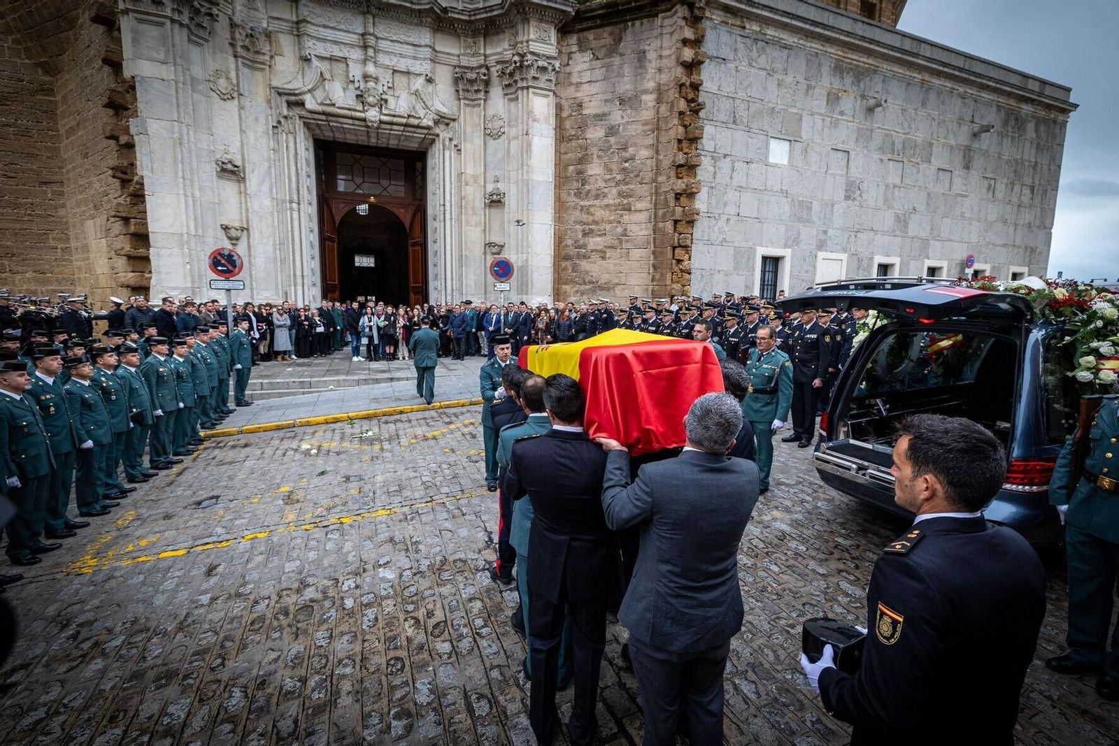 La llegada del féretro de Miguel Ángel Gómez a la catedral de Cádiz.