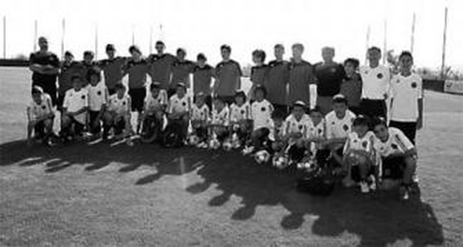 Jugadores y técnicos participantes posan para las cámaras.