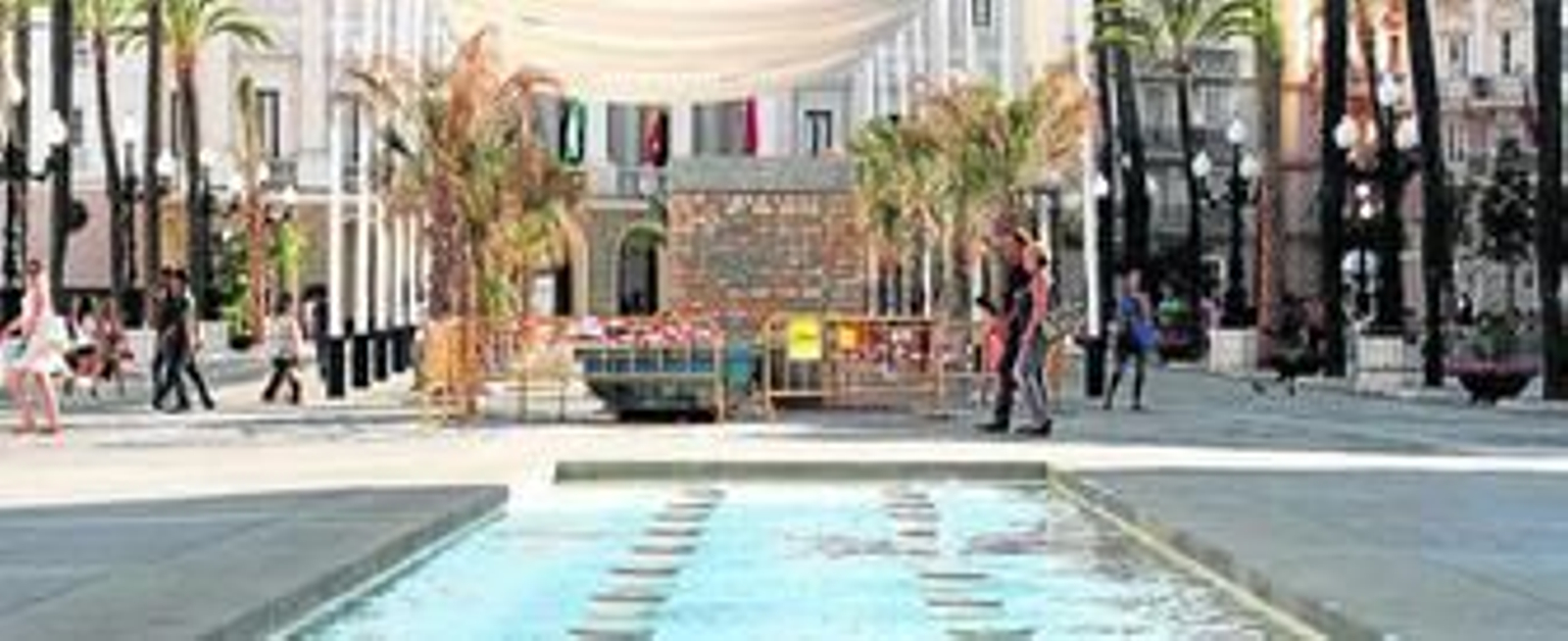 Aspecto que presenta la plaza de San Juan de Dios con la estructura para situar el monumento desde la Puerta del Mar.