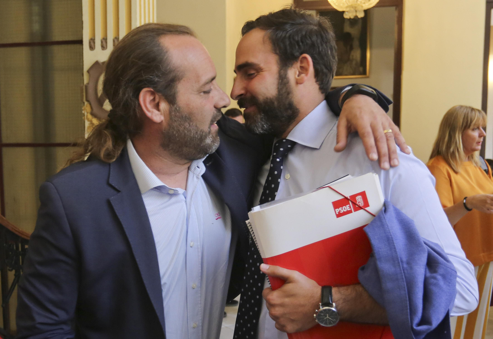 Juan Cassá abraza a Daniel Pérez, portavoz del PSOE, en una imagen de archivo.
