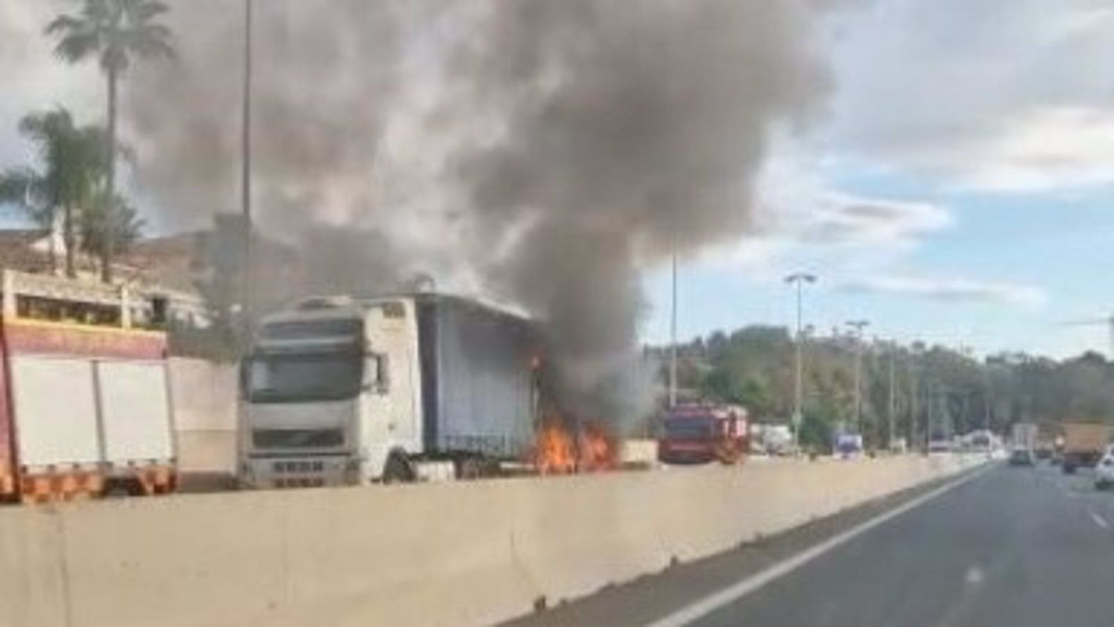 Camión incendiado en la carretera.