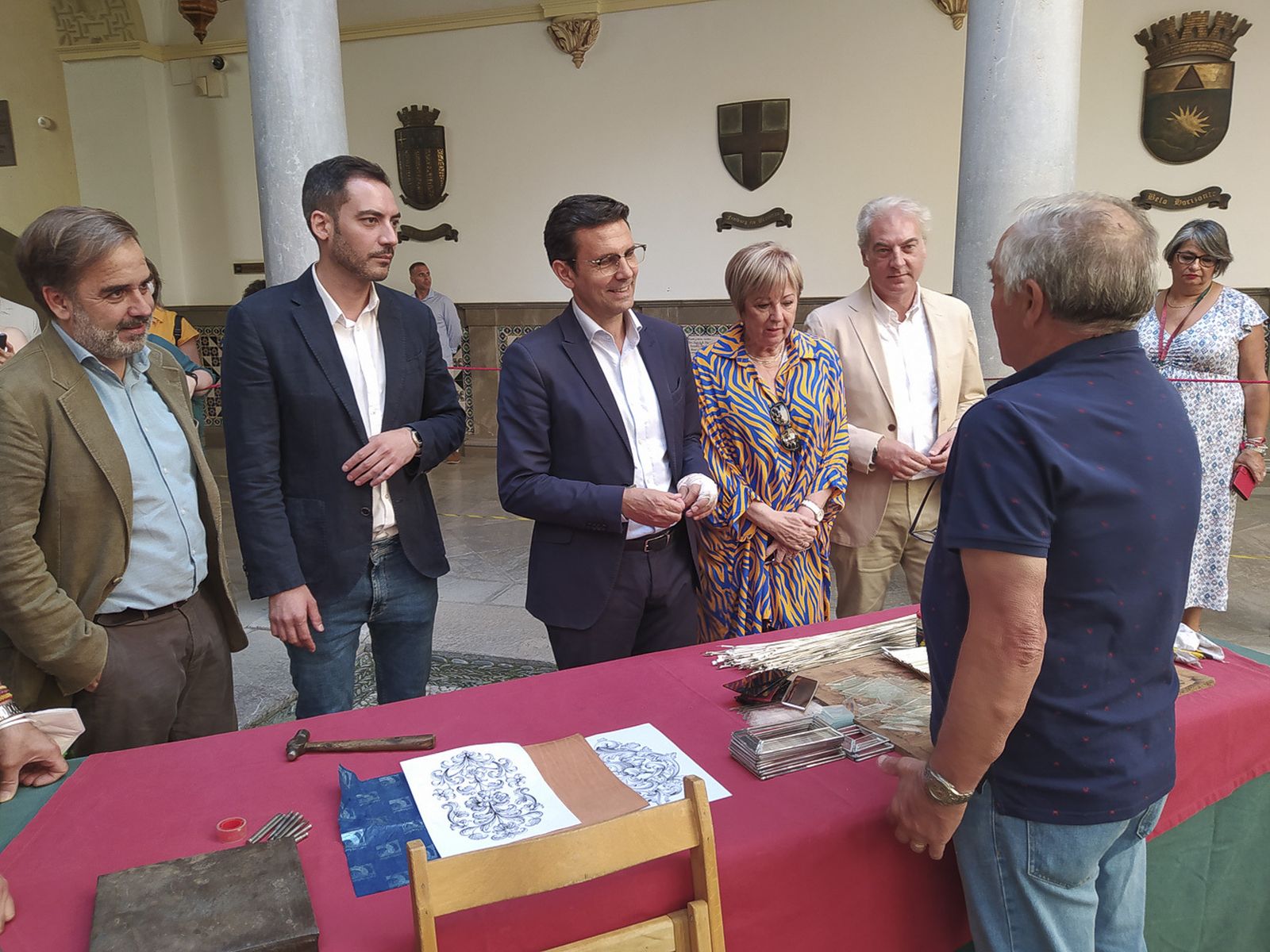 Concejales del equipo de Gobierno de la ciudad junto al alcalde, Francisco Cuenca, visitan la exposición instalada en el patio del edificio consistorial