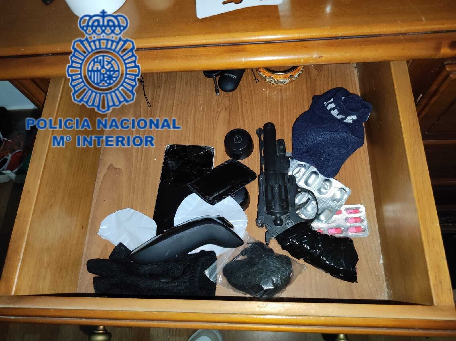 Una de las armas de fuego del detenido.