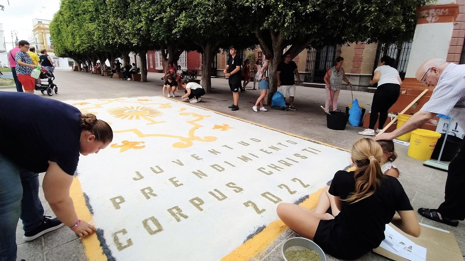 Alfombra instalada por el grupo joven de la hermandad del Prendimiento.