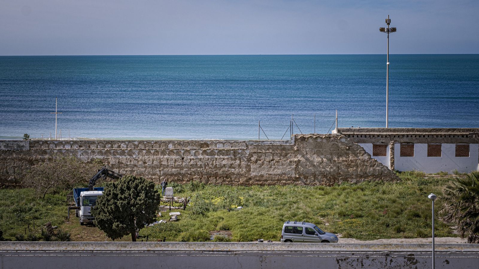 Vehículos en el interior del cementerio de San José.
