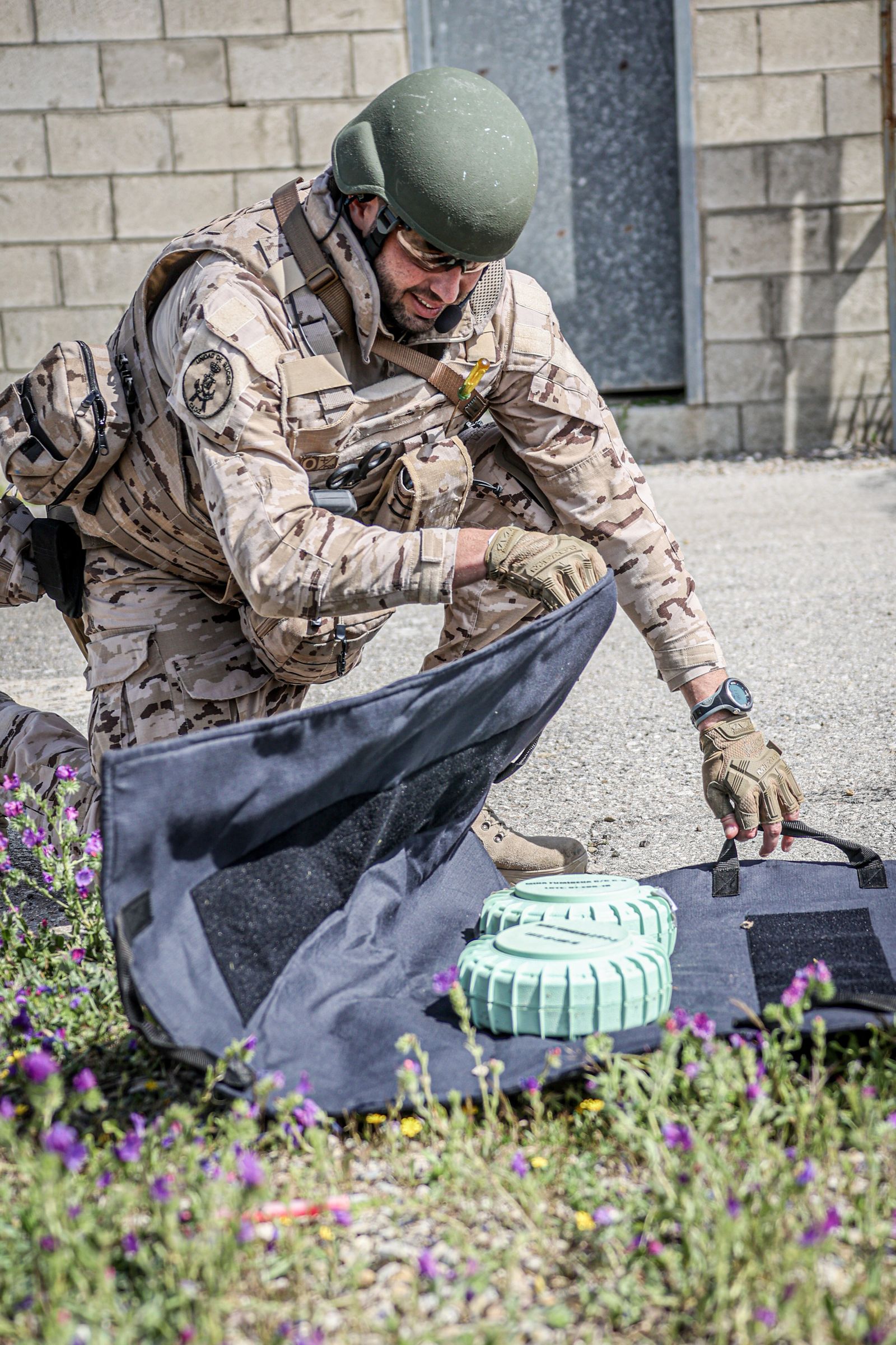 Fuerzas Armadas: Así se adiestran los equipos de desactivación de explosivos en Cádiz