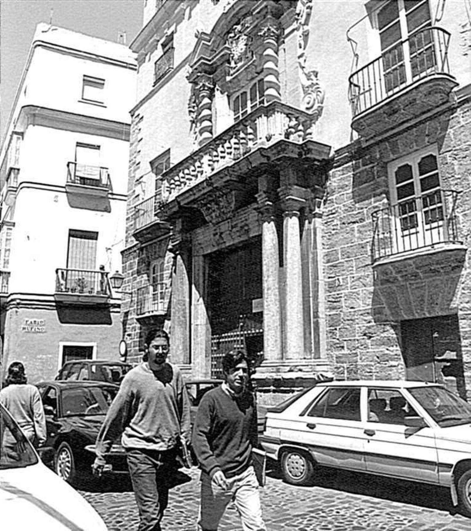 La Plaza de San Martín, con la Casa del Almirante al fondo, repleta de coches, antes de la peatonalización.