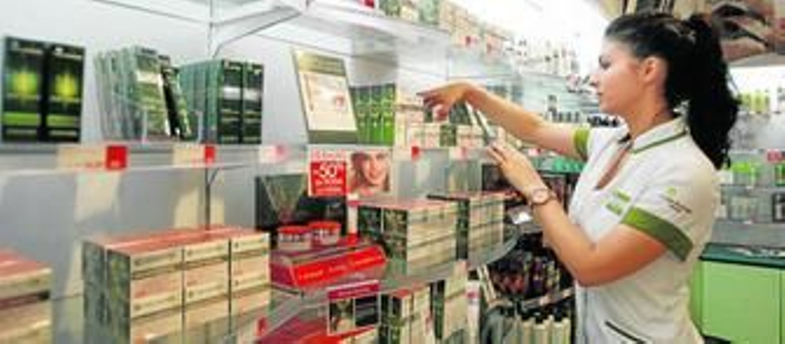 Una dependienta de Yves Rocher coloca productos en las estanterías.