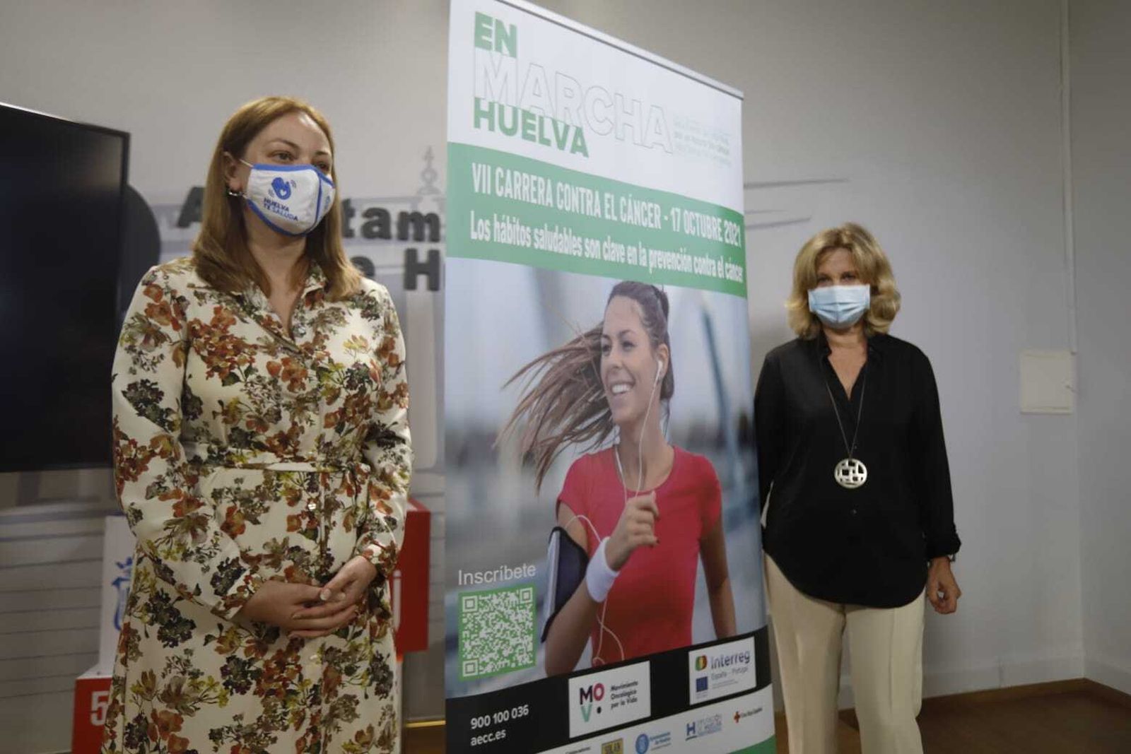 La concejal y la presidenta de AECC Huelva durante la presentación.