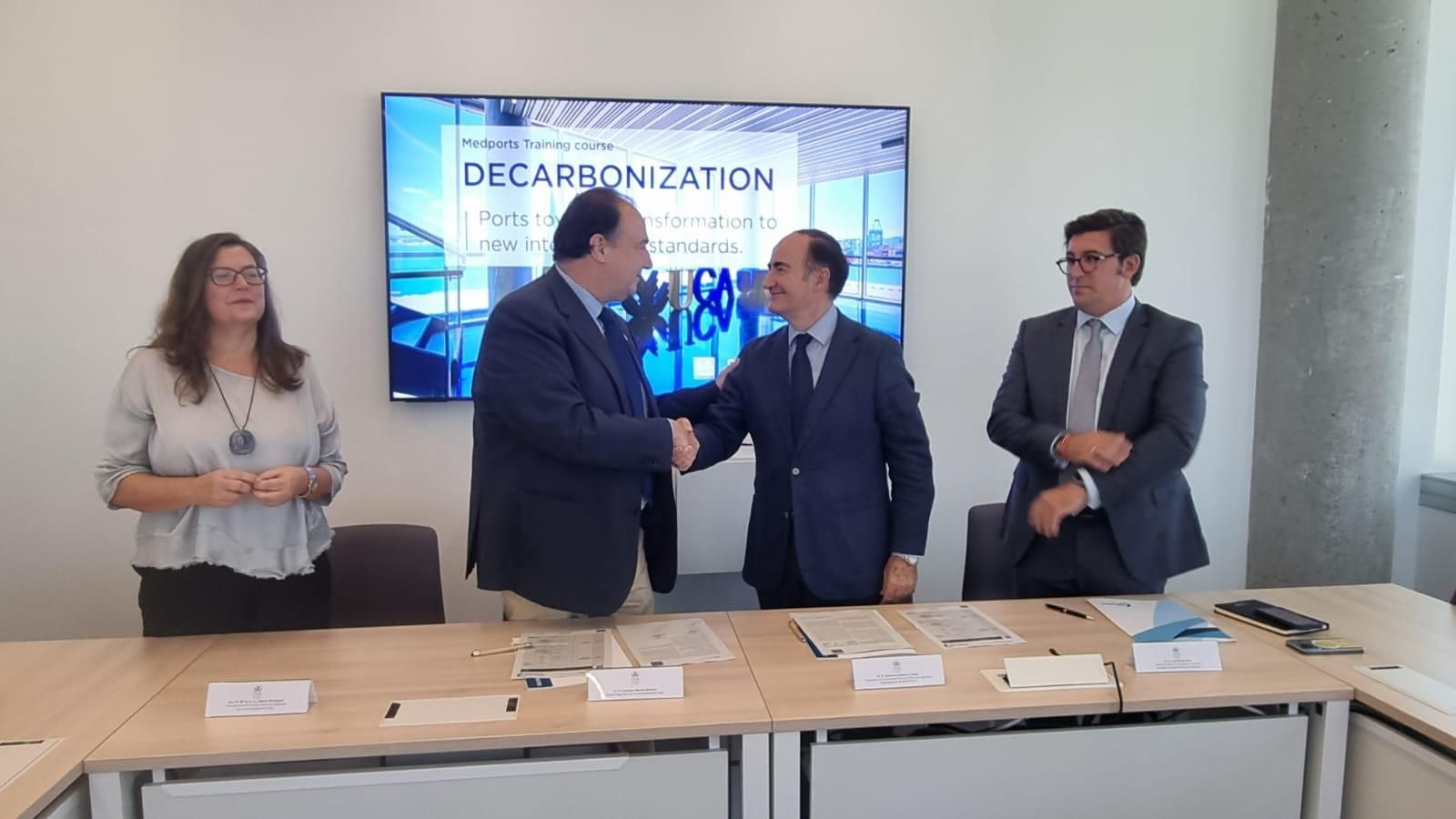 Casimiro Mantell y Gerardo Landaluce se estrechan la mano tras la firma del convenio. Casimiro Mantell y Gerardo Landaluce se estrechan la mano tras la firma del convenio.