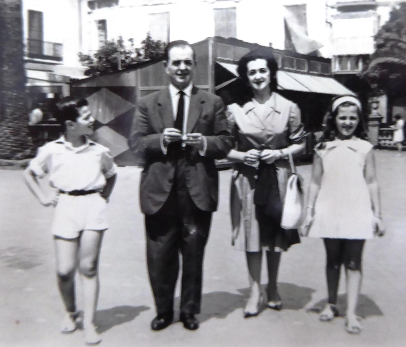 La familia Pérez de Vargas López en la plaza Alta, años 50. Rafael, a la izquierda. En el centro, sus padres Leocadio y Nena; a la derecha su hermana Paquita.