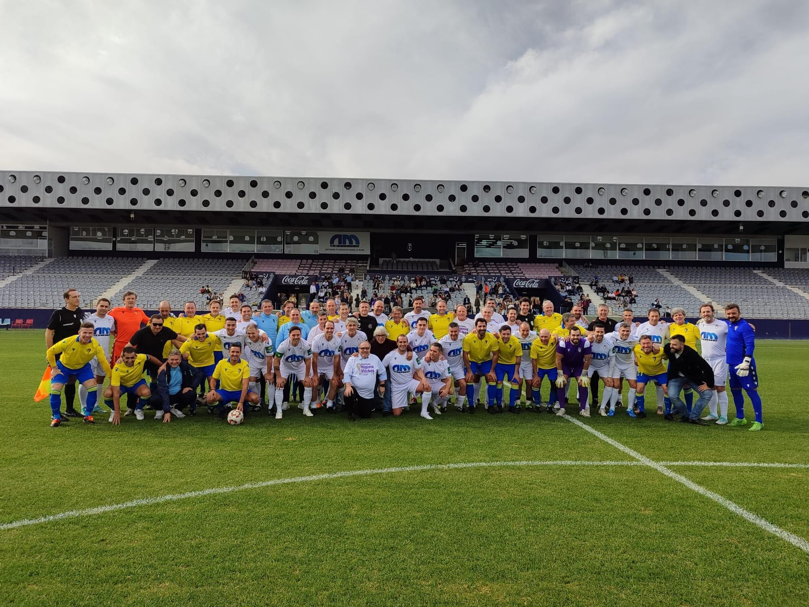 Foto de familia de ambos equipos y autoridades.