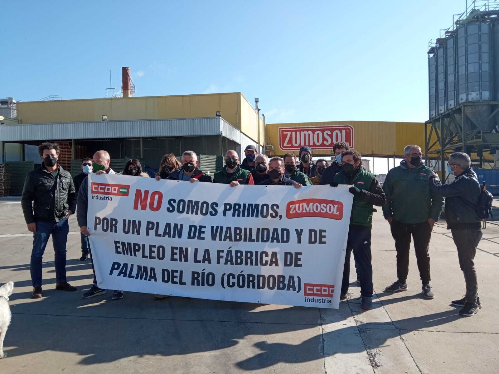 Los trabajadores de Zumos Palma, en su encierro en la sede de la empresa.