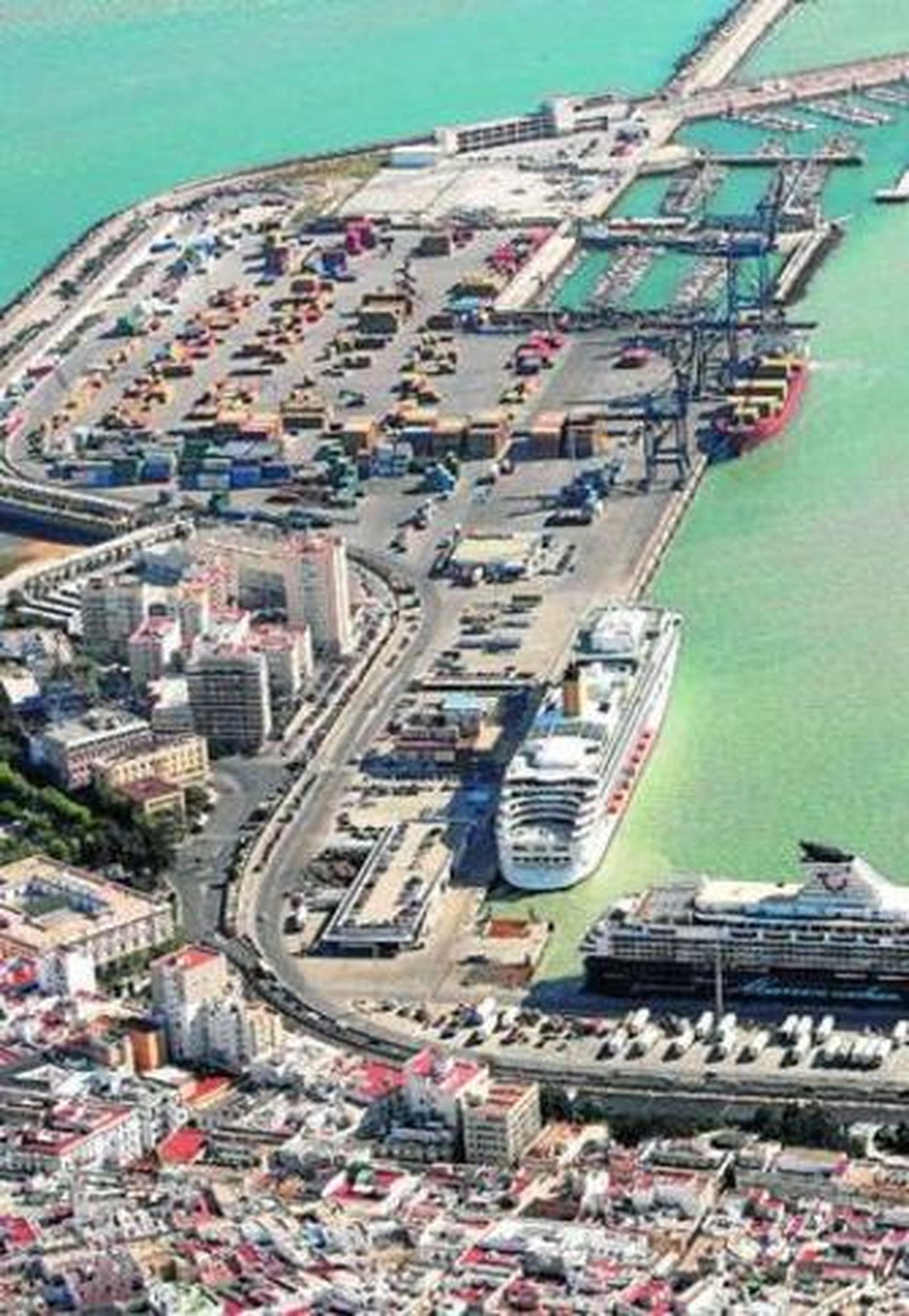 El actual muelle Reina Sofía cambiará de imagen una vez concluida la ampliación del puerto.