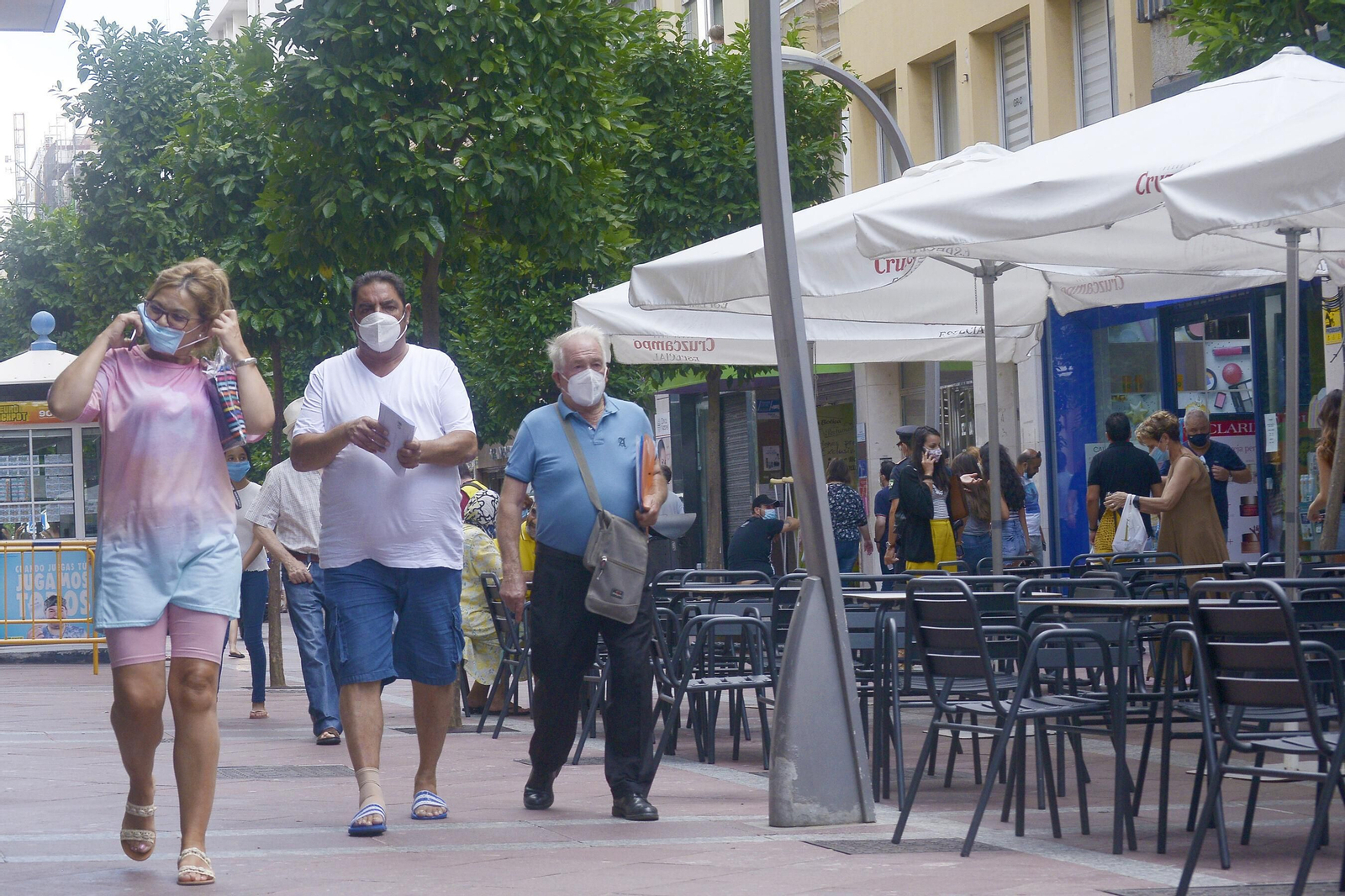 Varias personas caminan con su mascarilla por Algeciras.