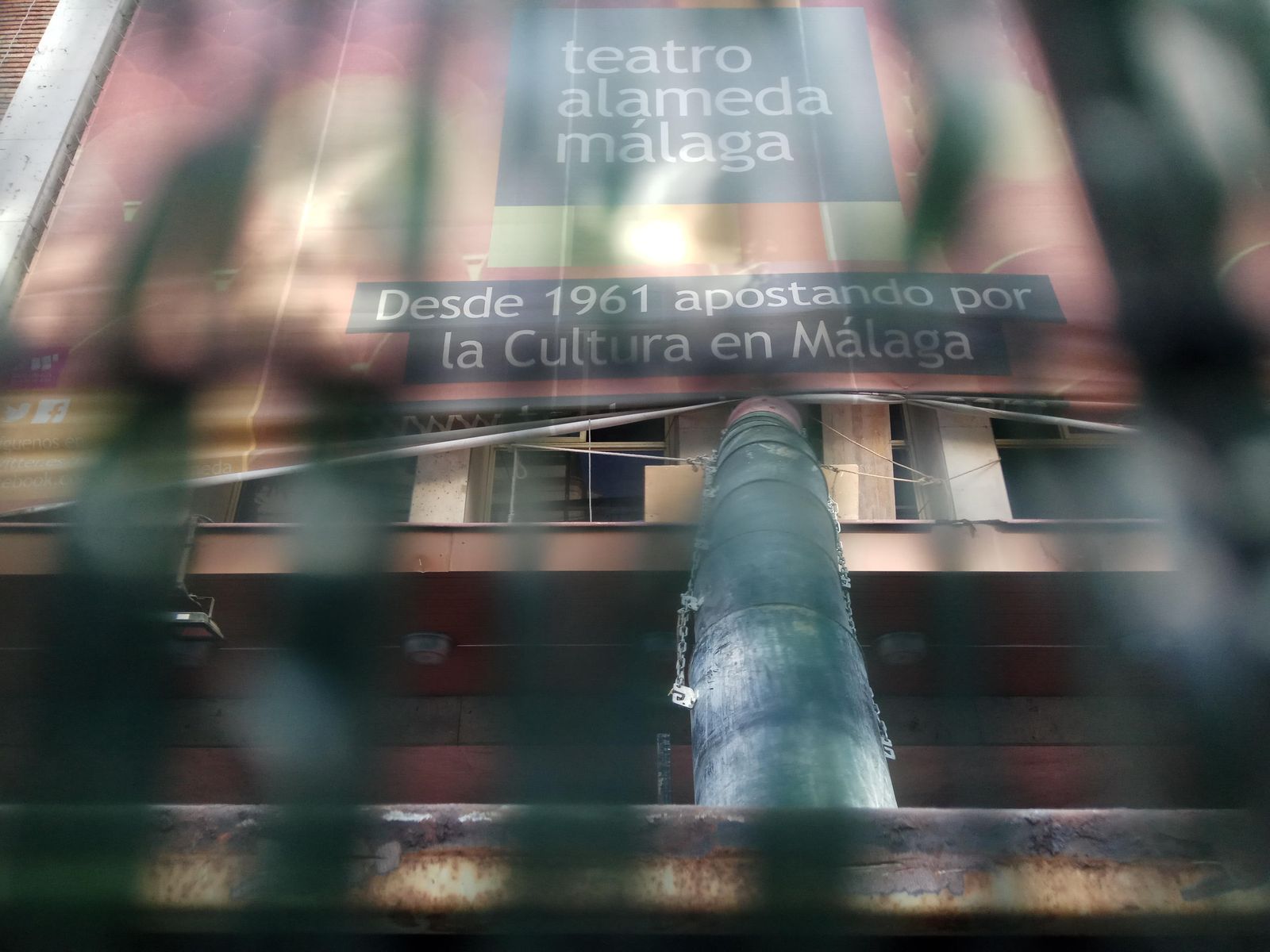 Vista de la fachada principal del Teatro Alameda, actualmente en obras.