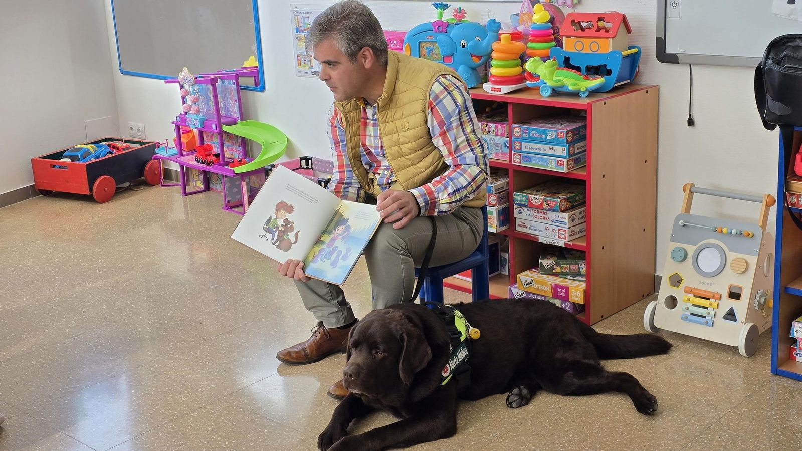 Manuel Gavilán presenta a los menores ingresados en el Clínico San Cecilio su cuento ‘Aslan, un ángel de 4 patas’