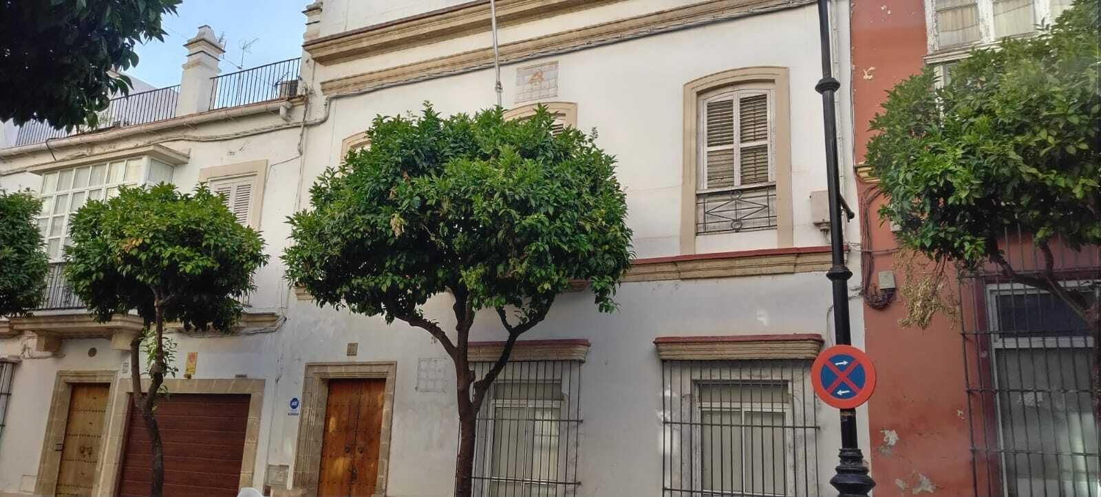 En la fachada de la casa aún se puede ver un azulejo con el escudo del PCE. En la fachada de la casa aún se puede ver un azulejo con el escudo del PCE.