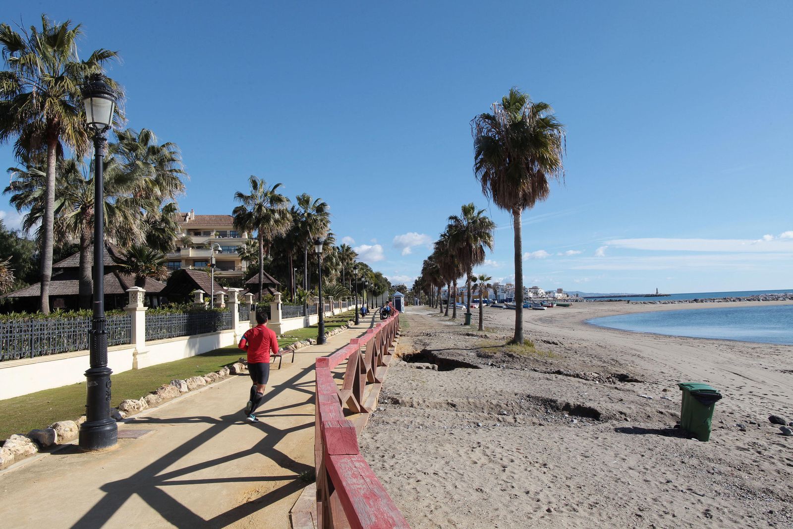 La playa de Nueva Andalucía en Marbella.