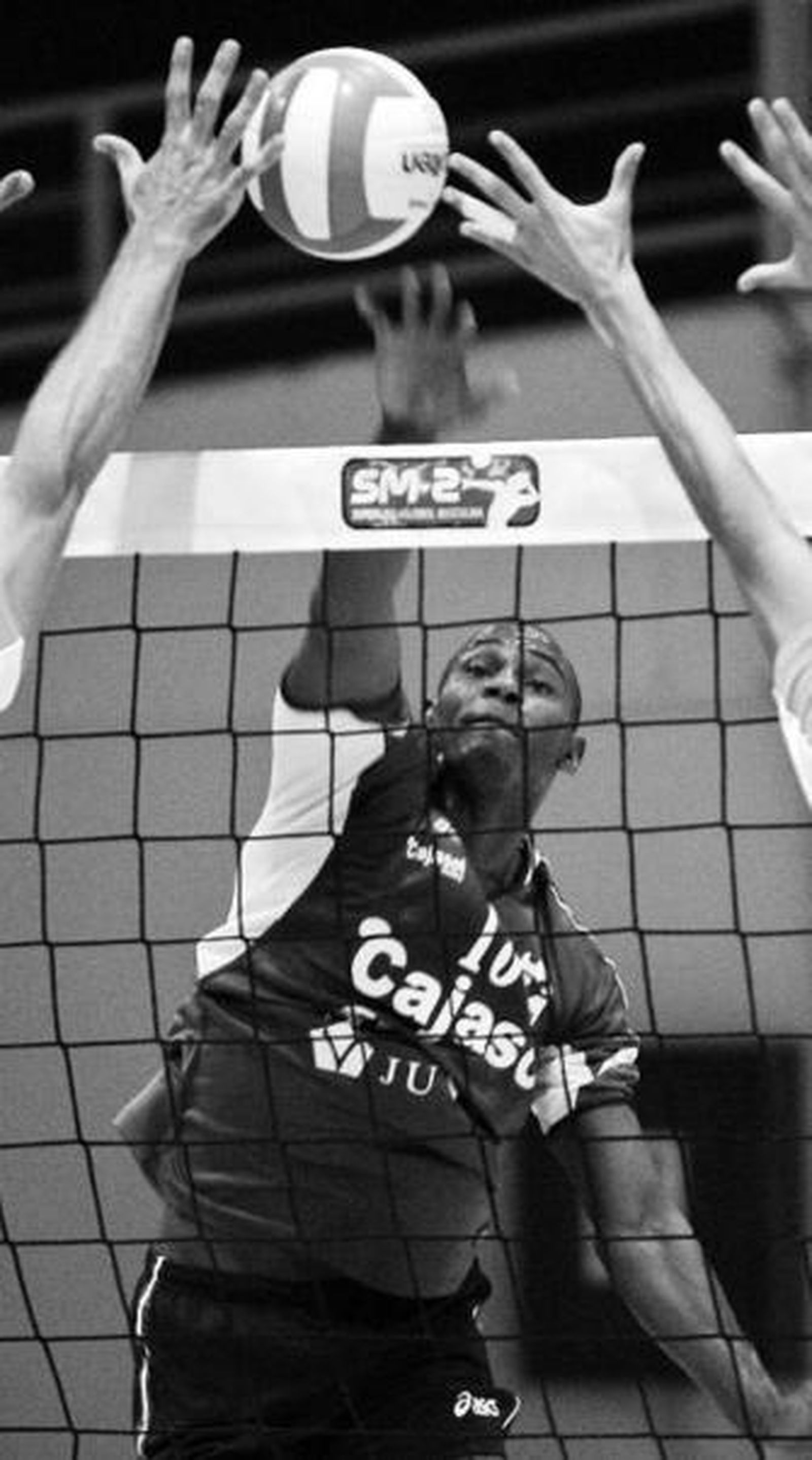 Alan Santos remata con la oposición del bloqueo rival.