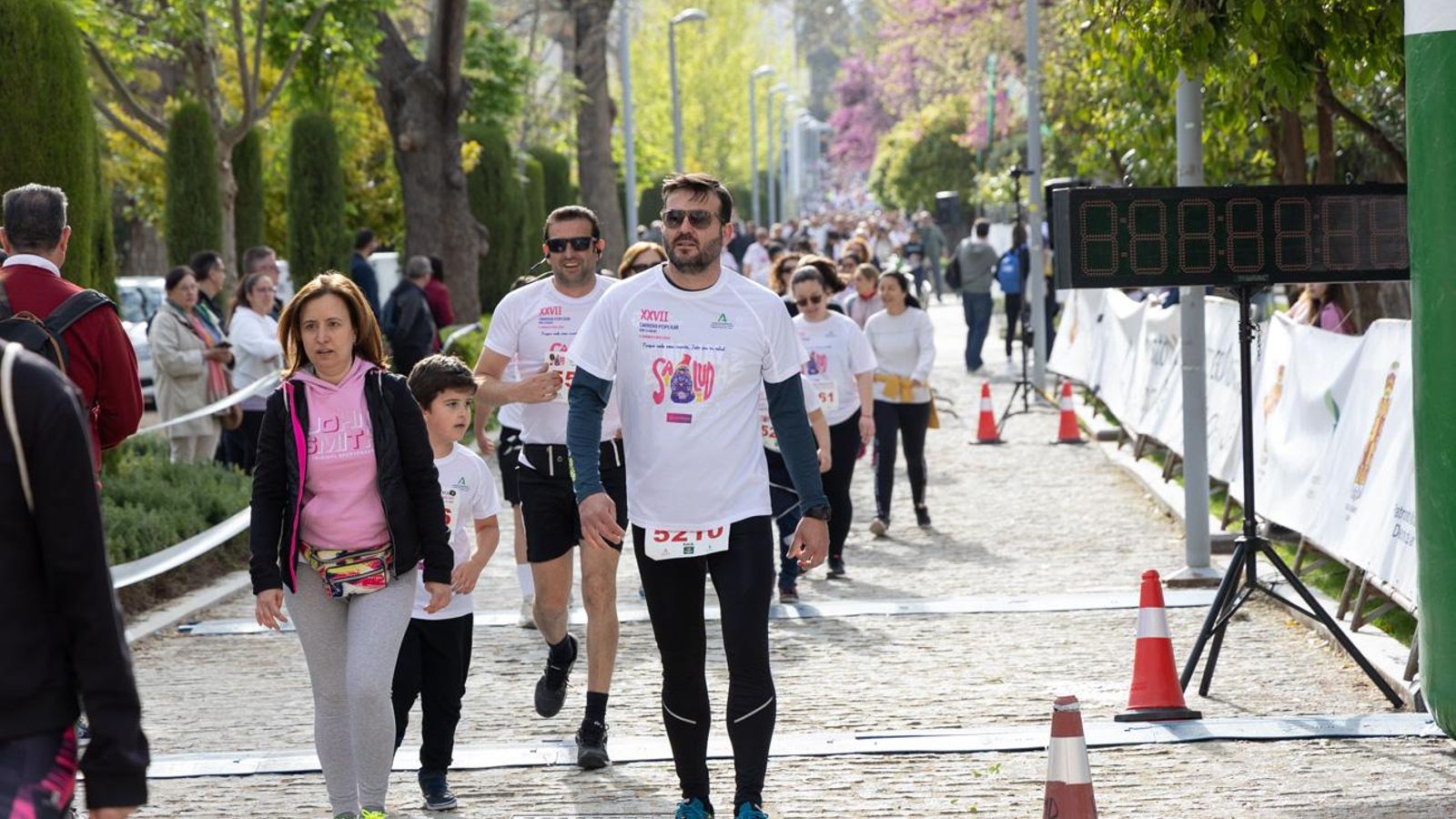 Más de 2.100 participantes corren para promover la salud en Jaén, en imágenes (1)