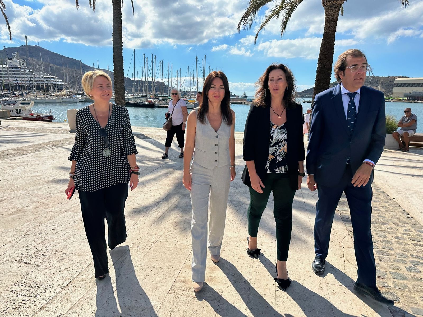 Eloísa Cabrera, Rosario Soto, María Vázquez y Pedro Pablo Hernández, en el Puerto de Cartagena