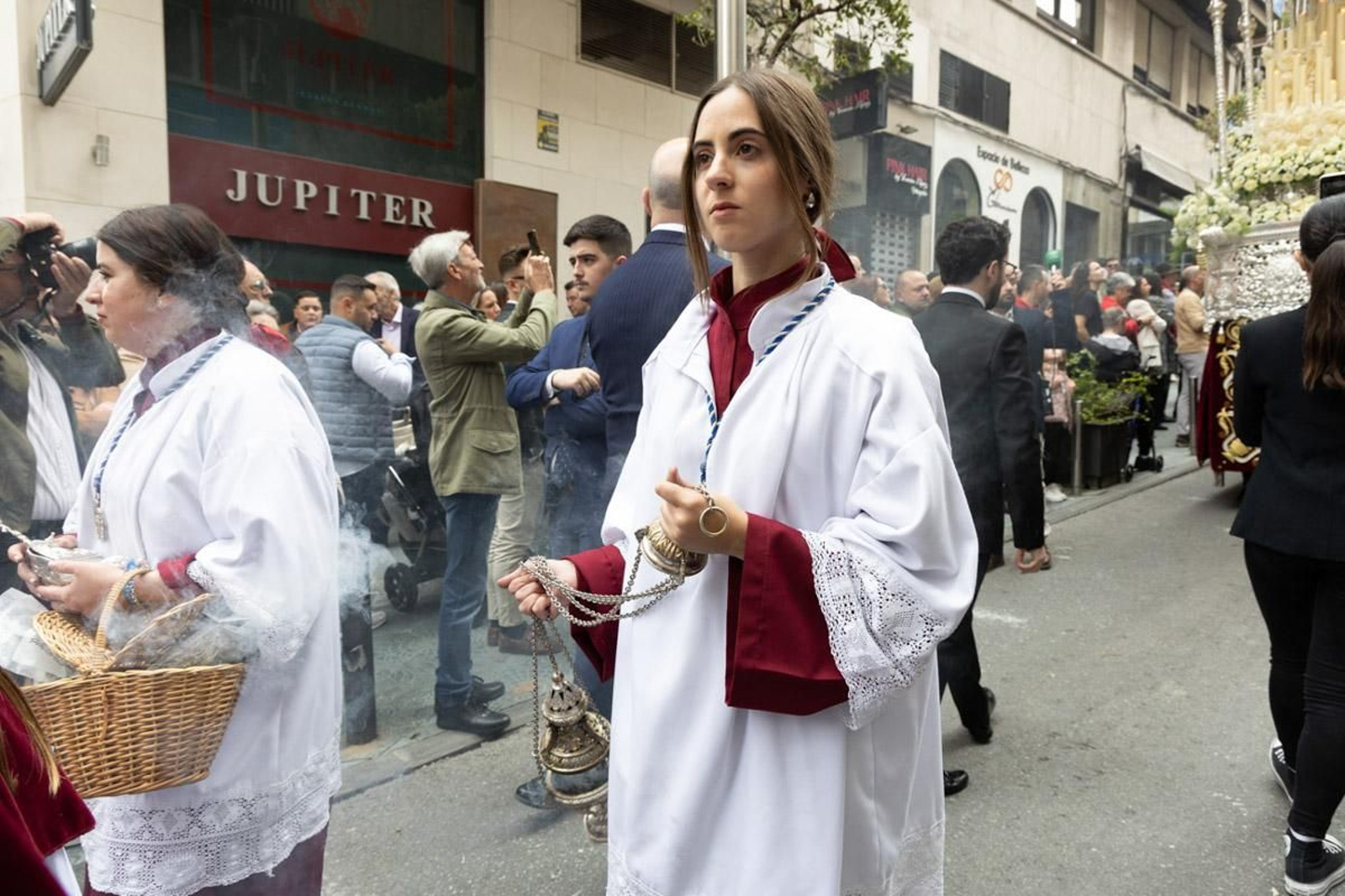 Los jiennenses se echan a la calle para presenciar la primera de las procesiones de la jornada: la Borriquilla (II)