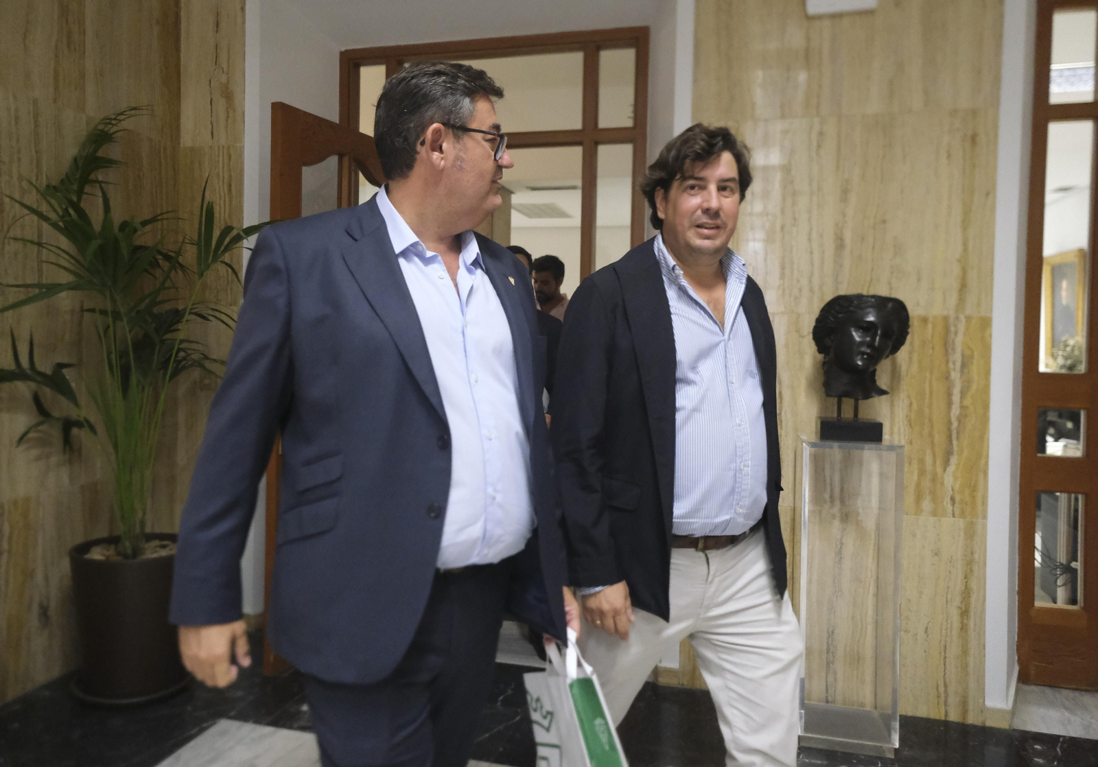 La visita del Córdoba CF al Ayuntamiento de Córdoba, en imágenes