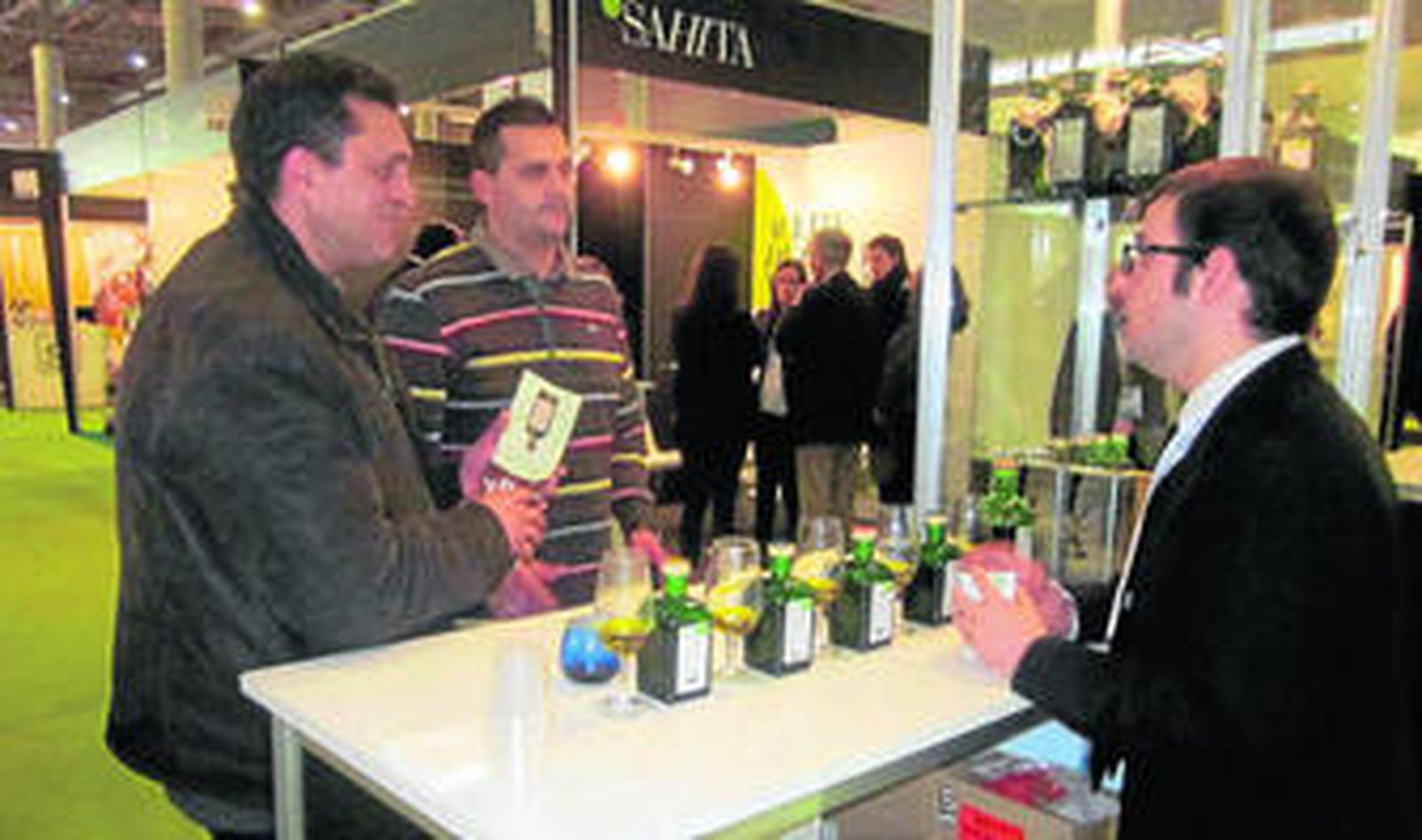 Rafael Alonso, de Oro del Desierto, atiende a unos clientes.