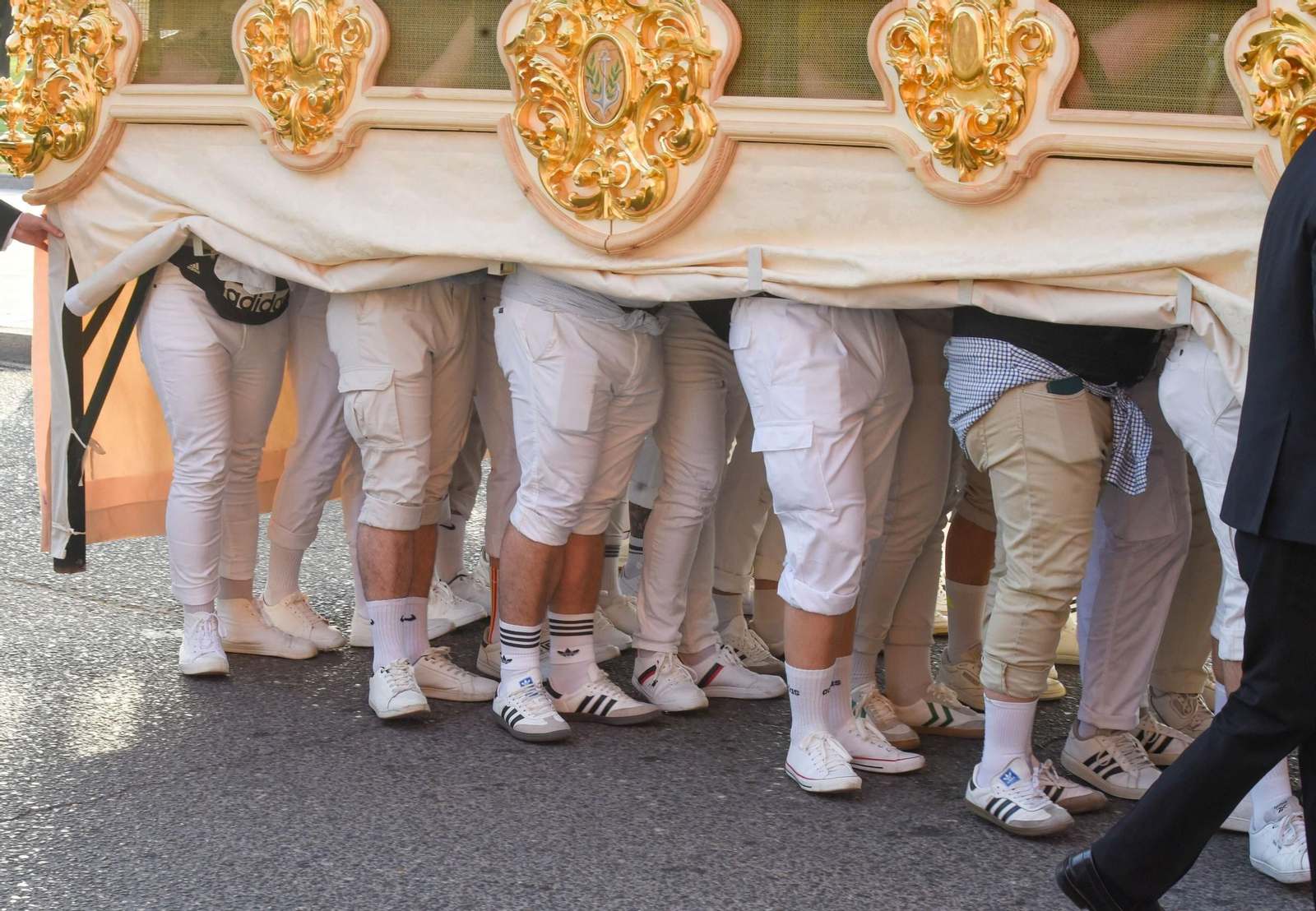 Traslado de la Sagrada Cena a la Catedral para su participación en el Corpus