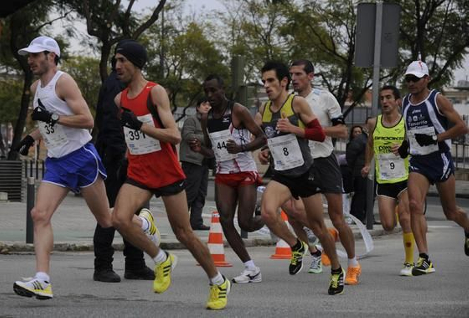 4.161 corredores han participado en el XXVI Maratón Ciudad de Sevilla 2010 Gran Premio de Andalucía, que ha acabado ganando el keniano Phillip Biwot. / Juan Carlos Vázquez