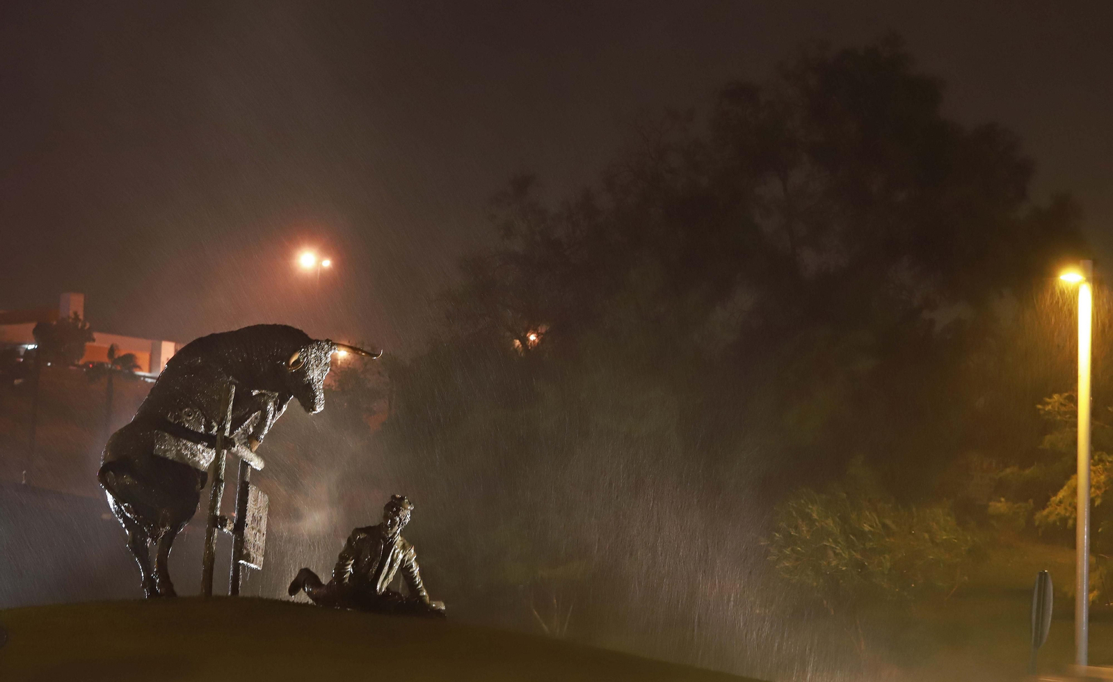 Lluvia intensa cae sobre el monumento a las ganaderías en Algeciras.