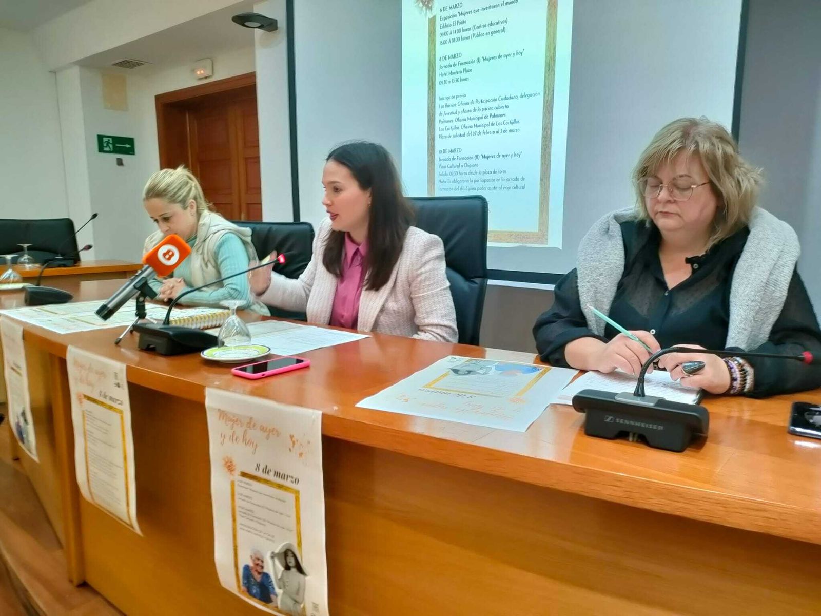 La delegada de Políticas de Igualdad, Sara Lobato; la concejala de Economía y Hacienda, May Gallego, y la vicepresidenta del Consejo Local de la Mujer, María José Alconchel.