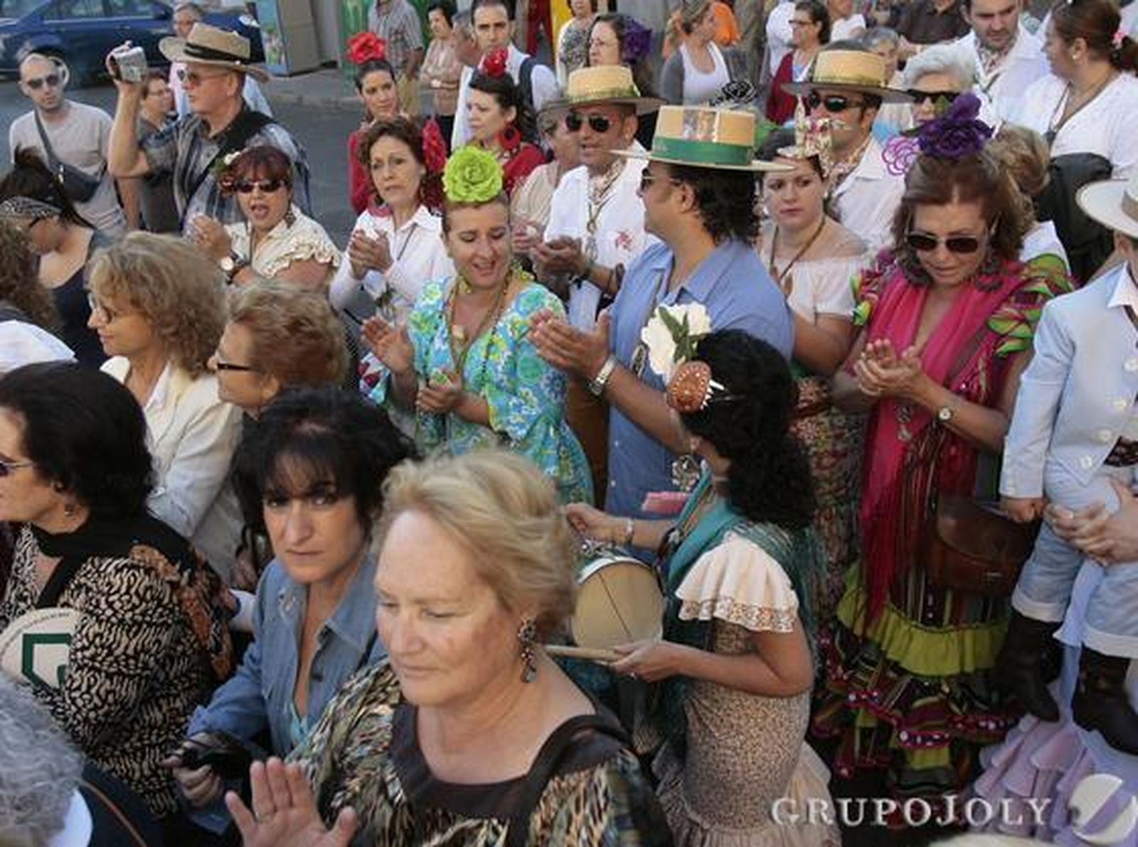 Romeros del Cerro acompañan a las carretas.

Foto: José Ángel García