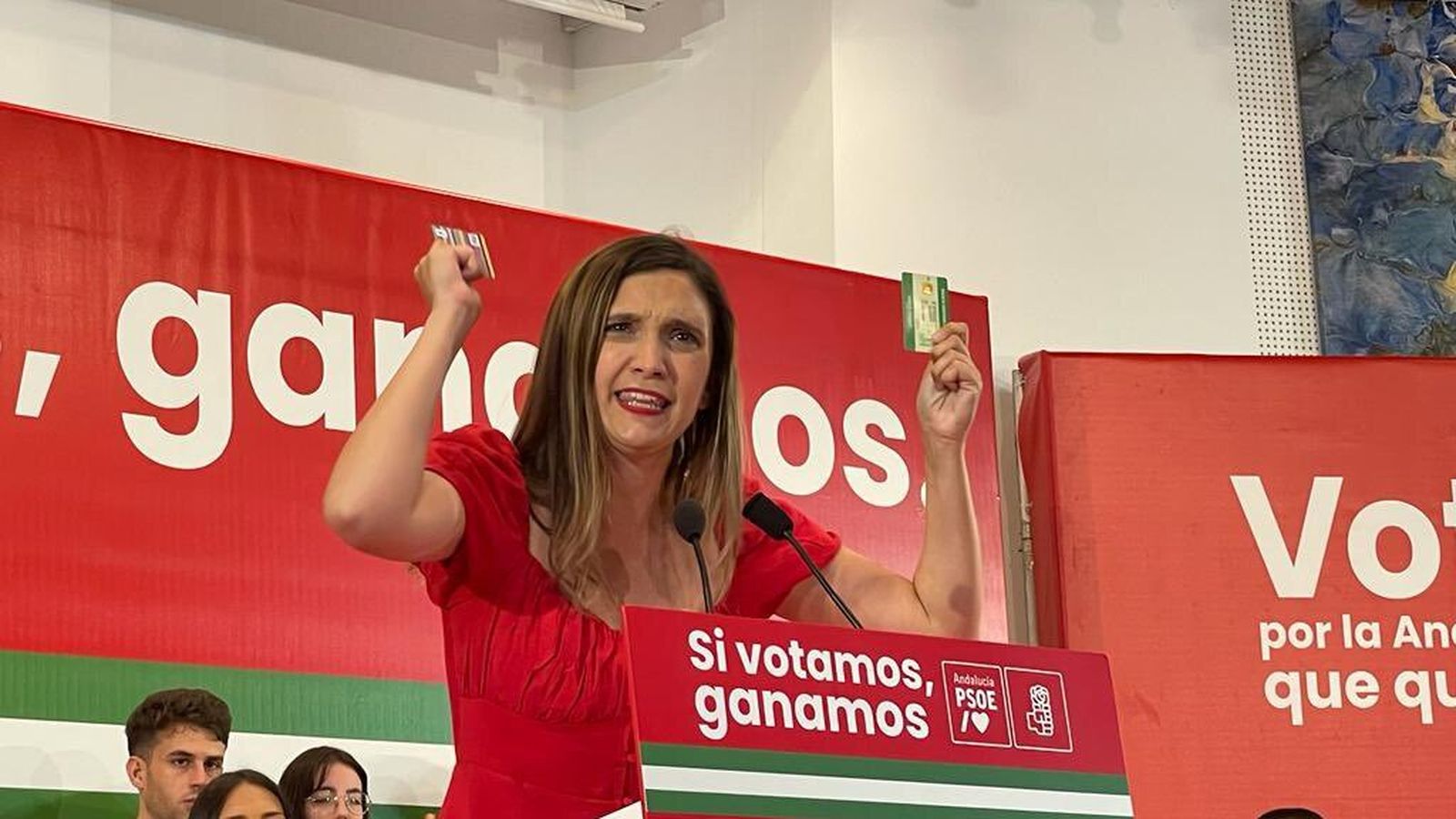 María Márquez con una tarjeta de crédito en una mano y la sanitaria en la otra.