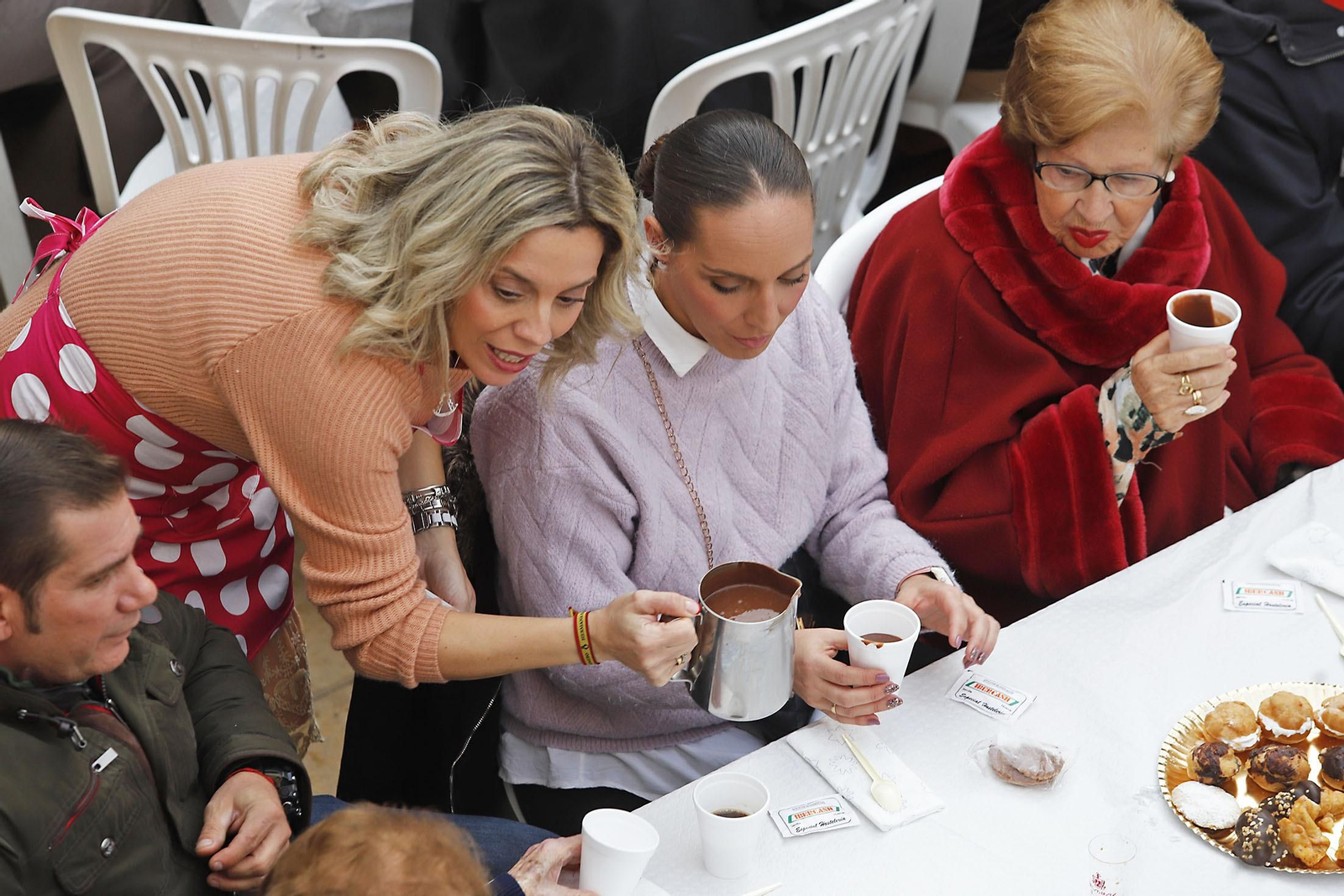 Imágenes de la zambomba en la Hermandad de Emigrantes