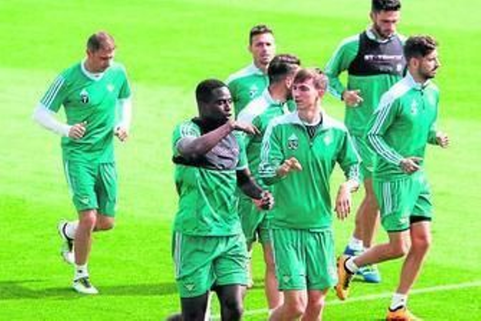 N'Diaye dialoga con Fabián en un entrenamiento.