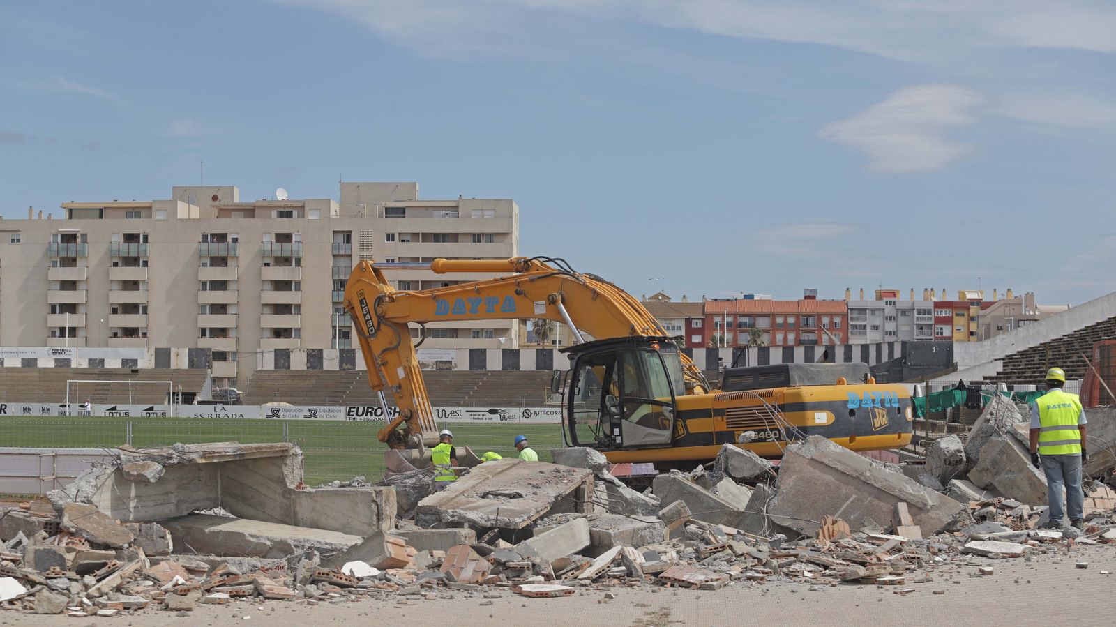 Fotos de la visita de Juanma Moreno al estadio municipal de La Línea