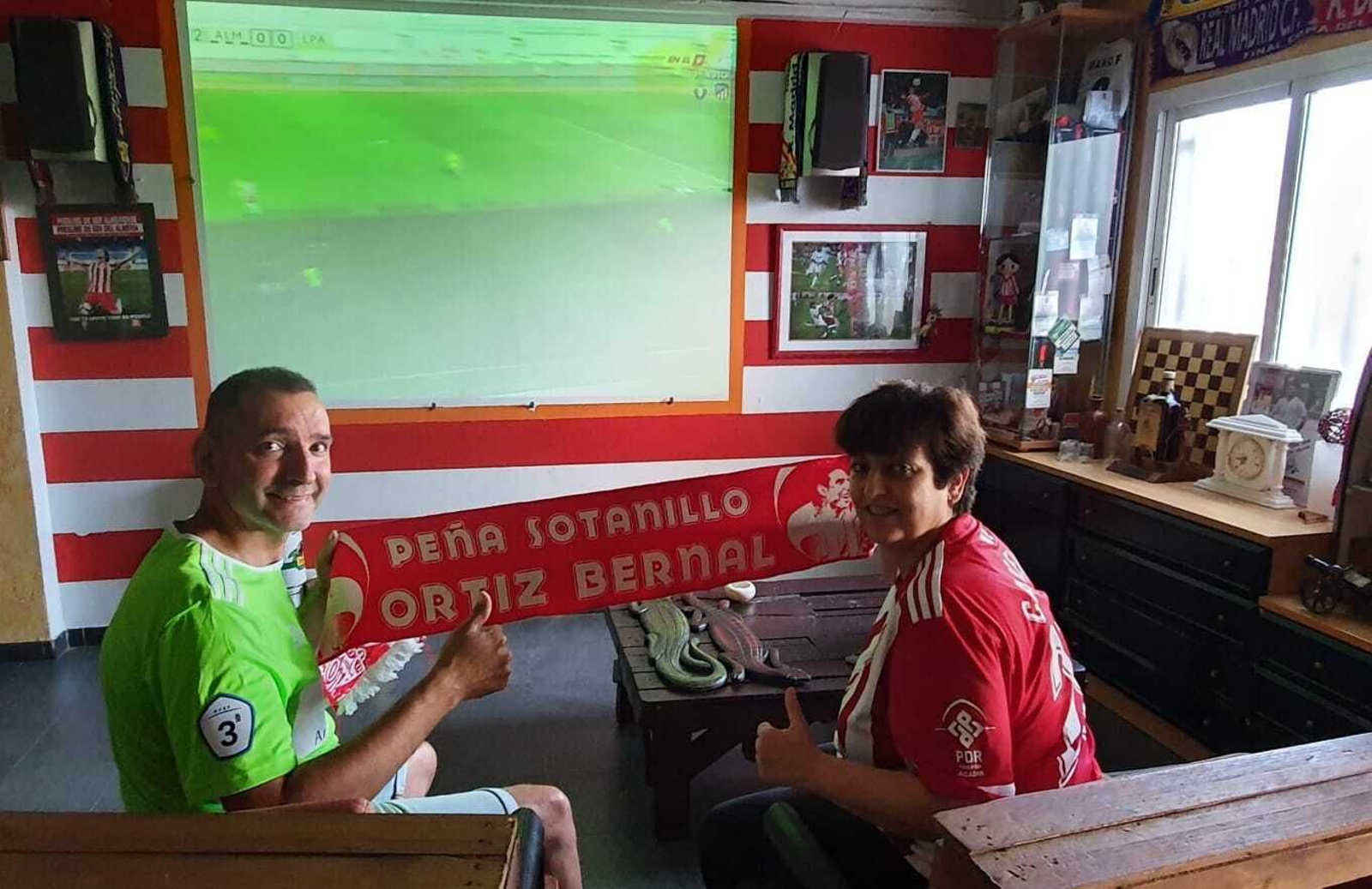 Así vivieron las peñas su primer partido con el Mediterráneo vacío.