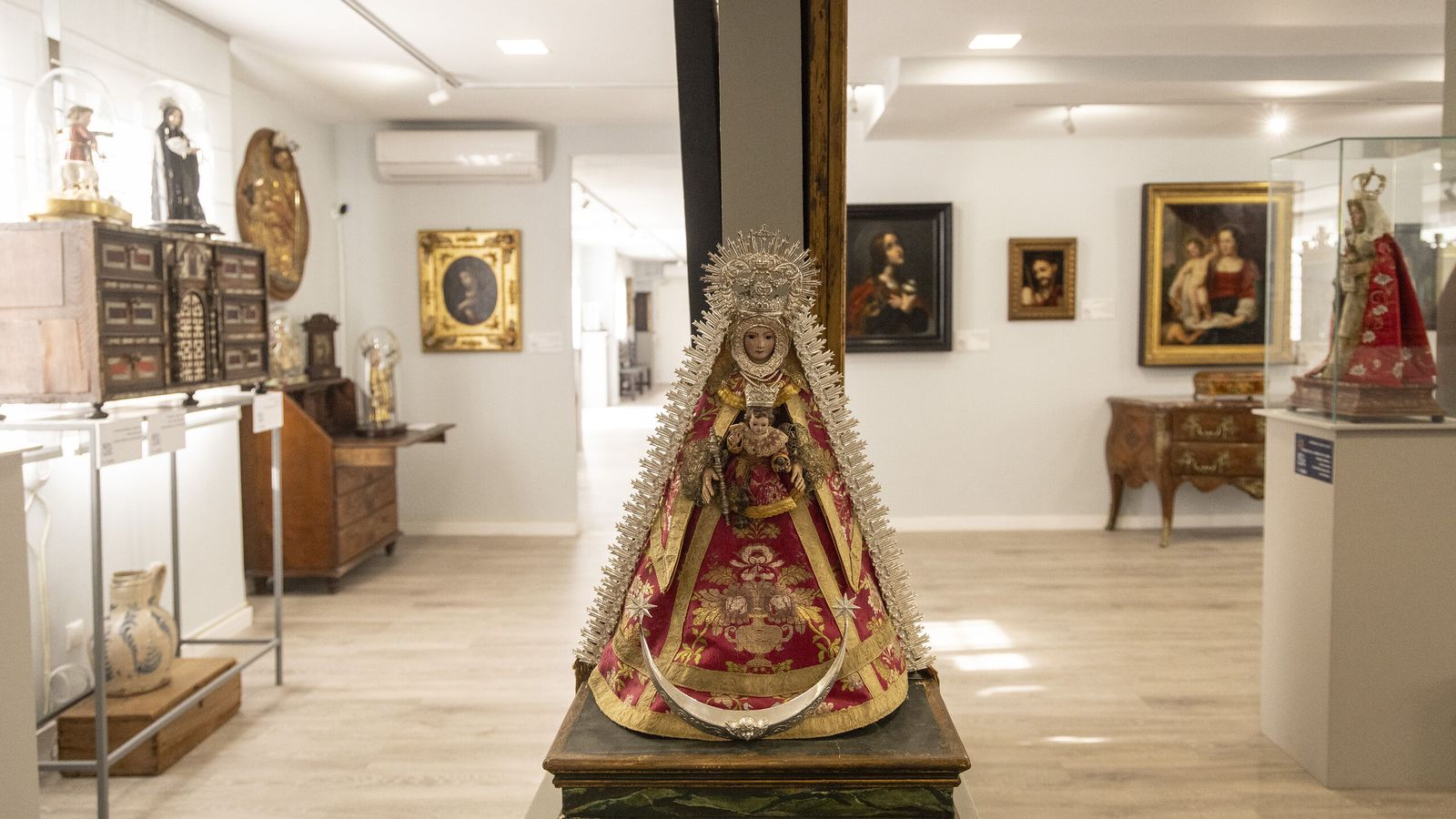 Antigua reproducción de la Virgen del Rocío.